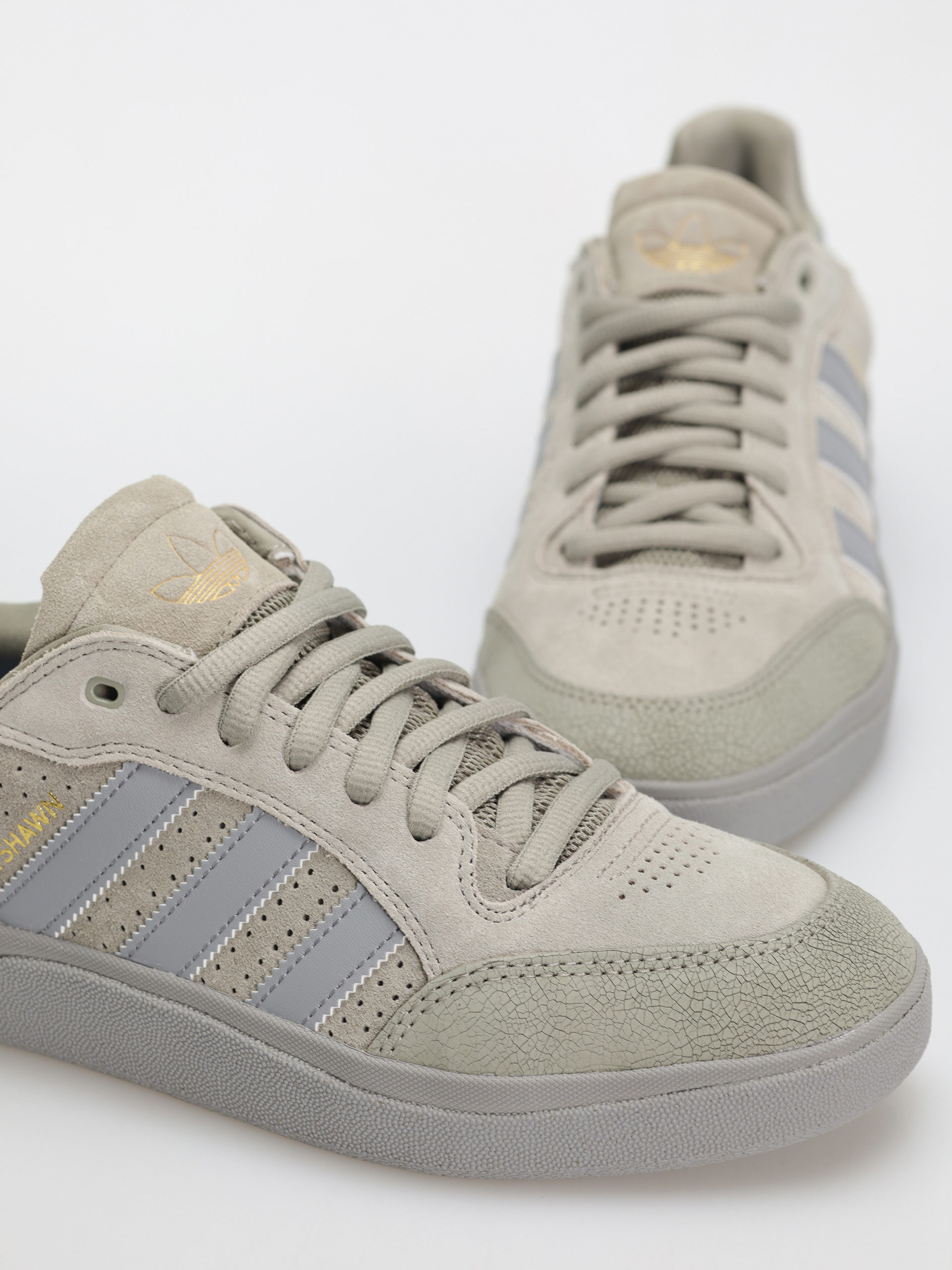 adidas Tyshawn LOW Cipők (silpeb/grethr/goldmt)