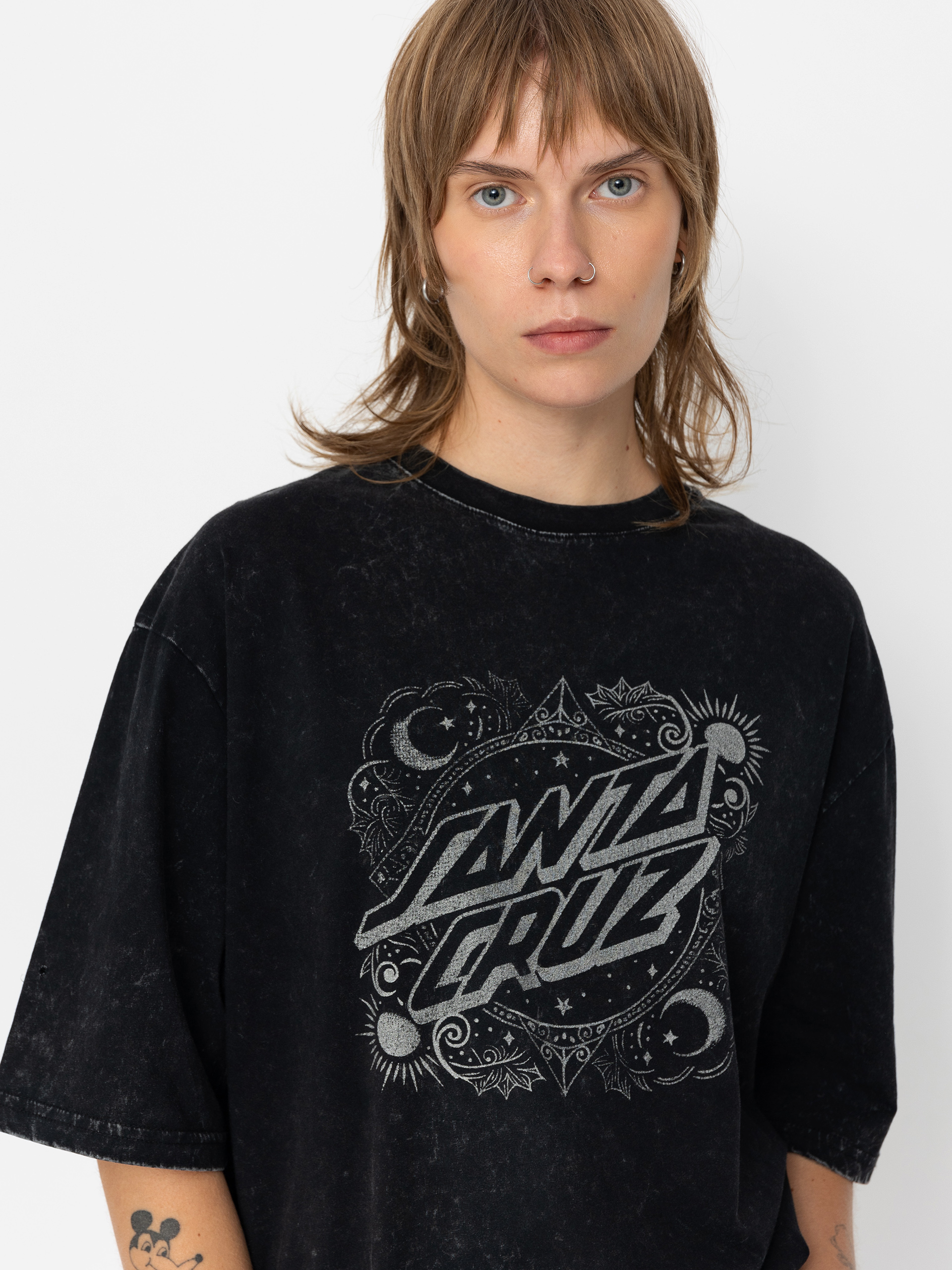 Santa Cruz Ornate Dot Front Oversized Wmn Póló (black acid wash)