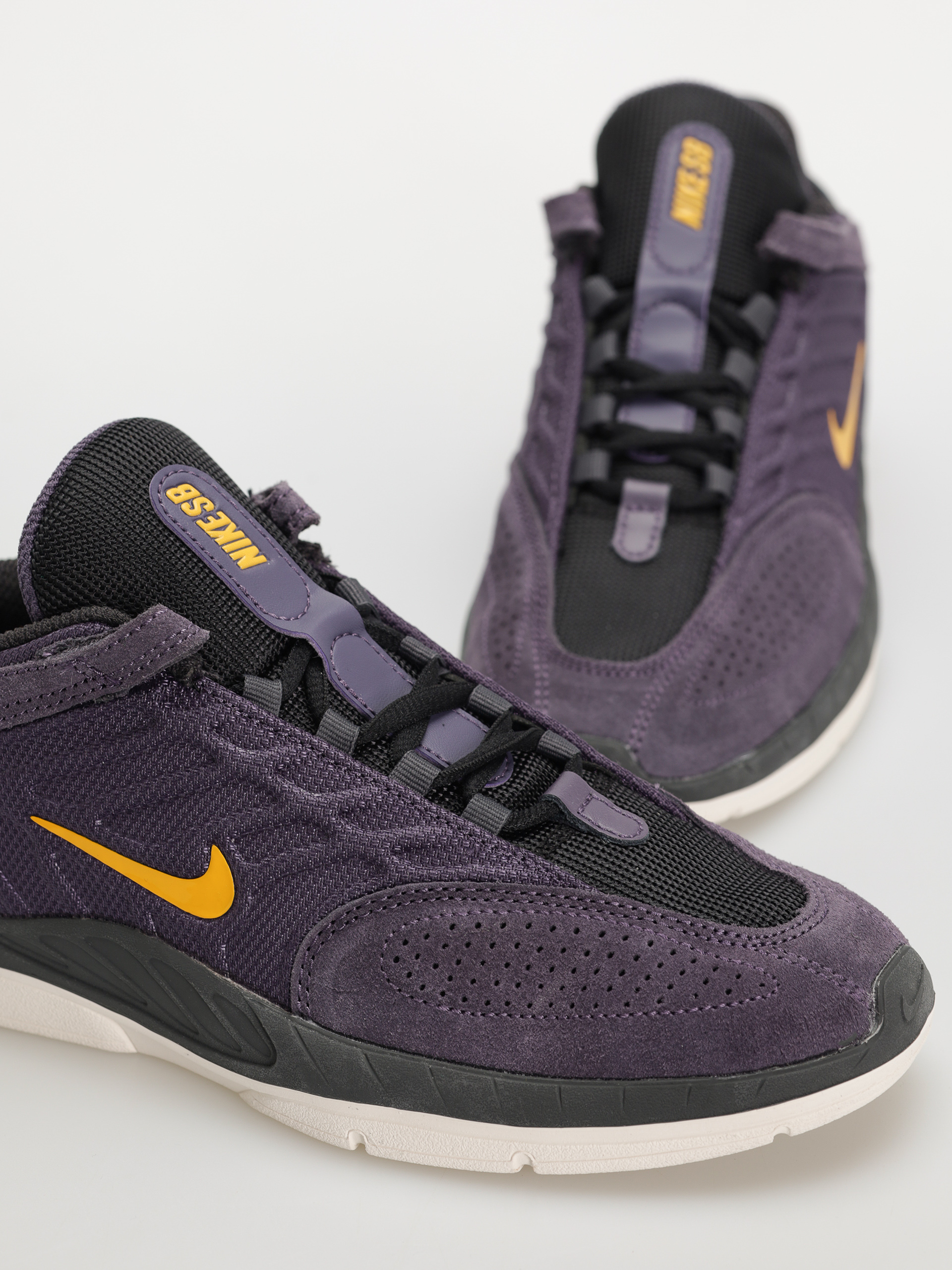 Nike SB Vertebrae Cipők (dark raisin/university gold black)