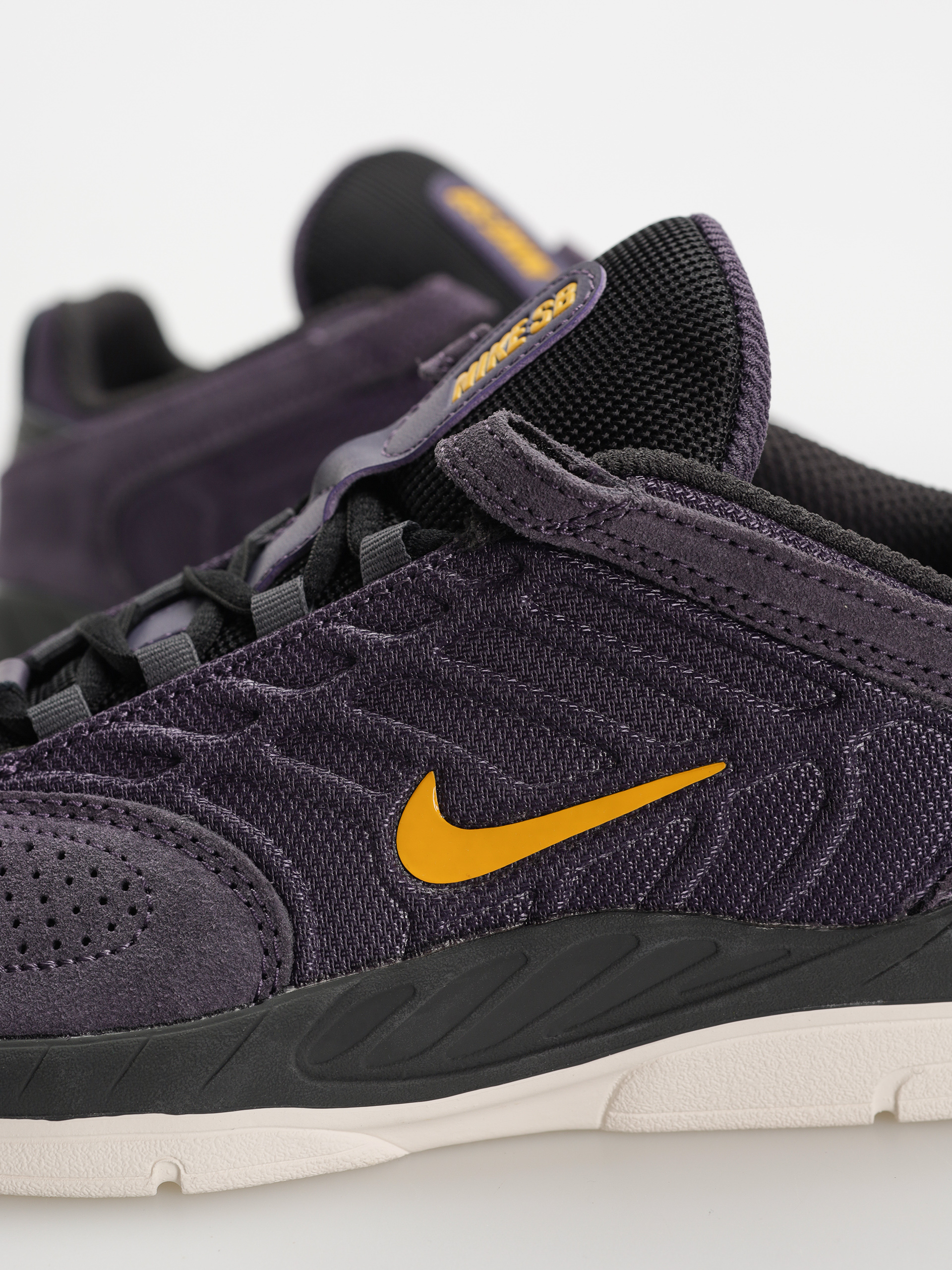 Nike SB Vertebrae Cipők (dark raisin/university gold black)