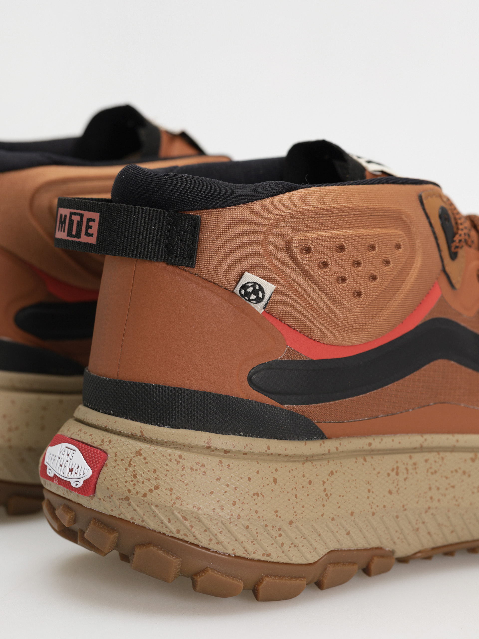 Vans Crosspath Mid MTE Cipők (glazed ginger)