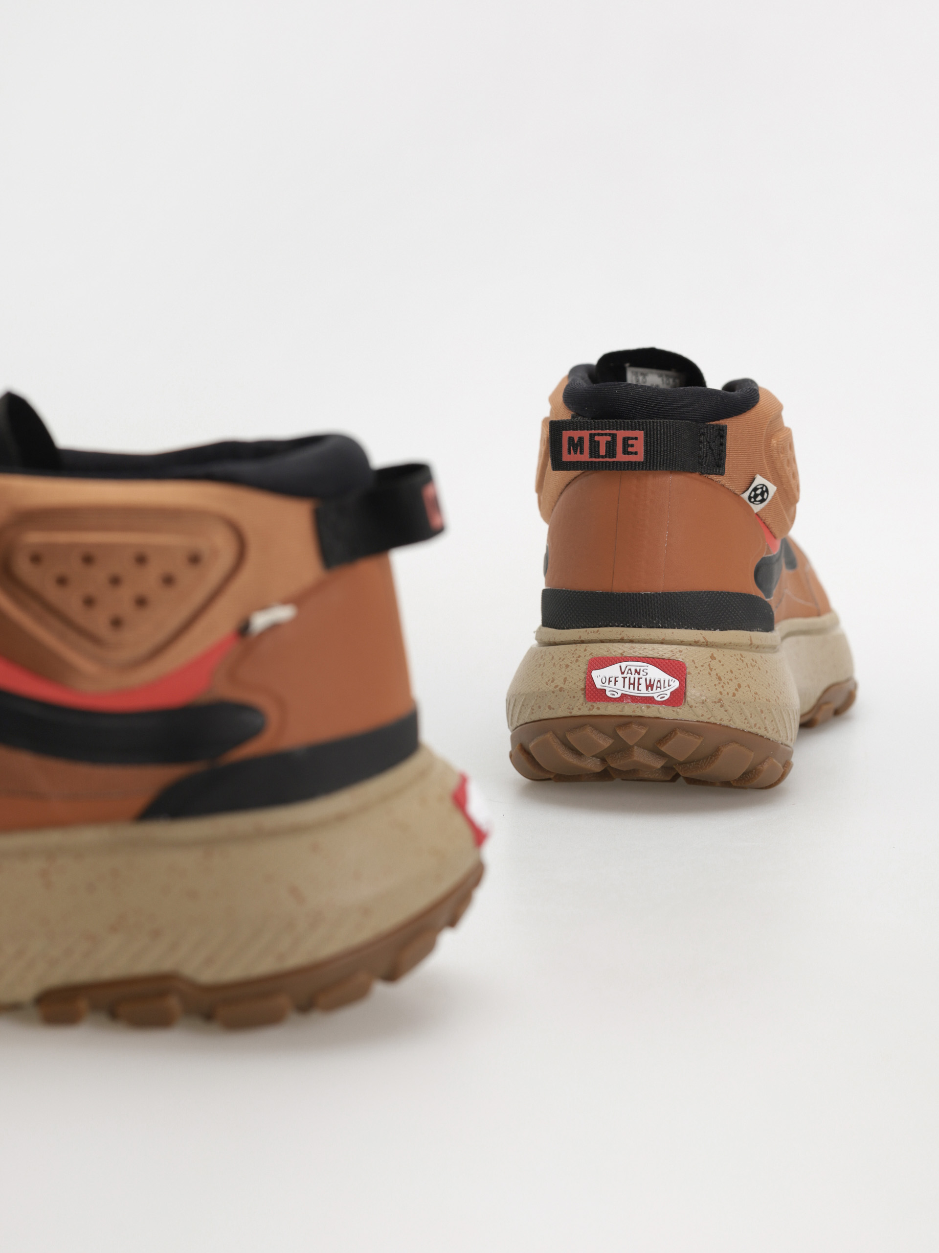 Vans Crosspath Mid MTE Cipők (glazed ginger)