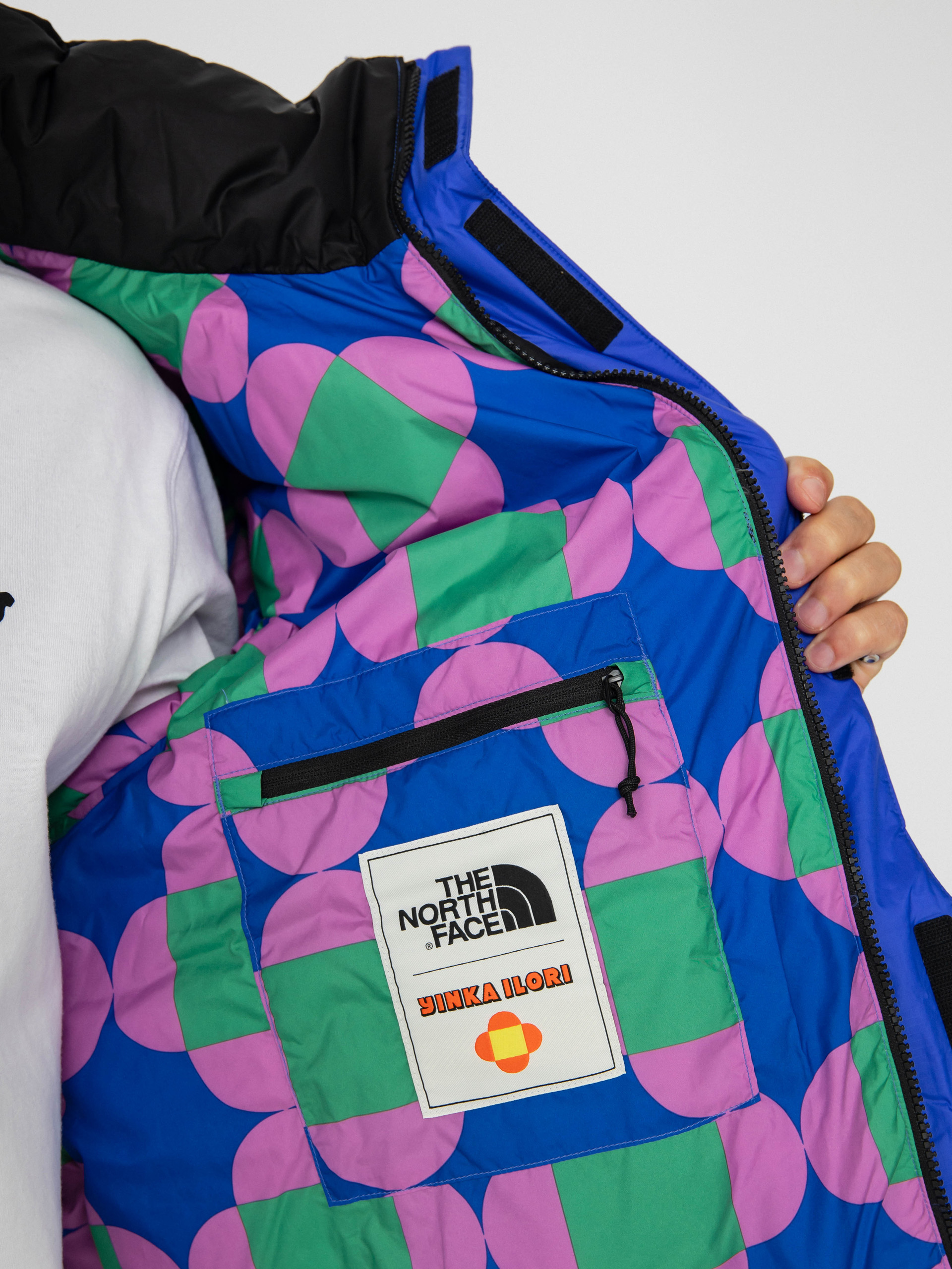 The North Face X Yinka Ilori Down Puffer Dzseki (tnf black/solar blue)