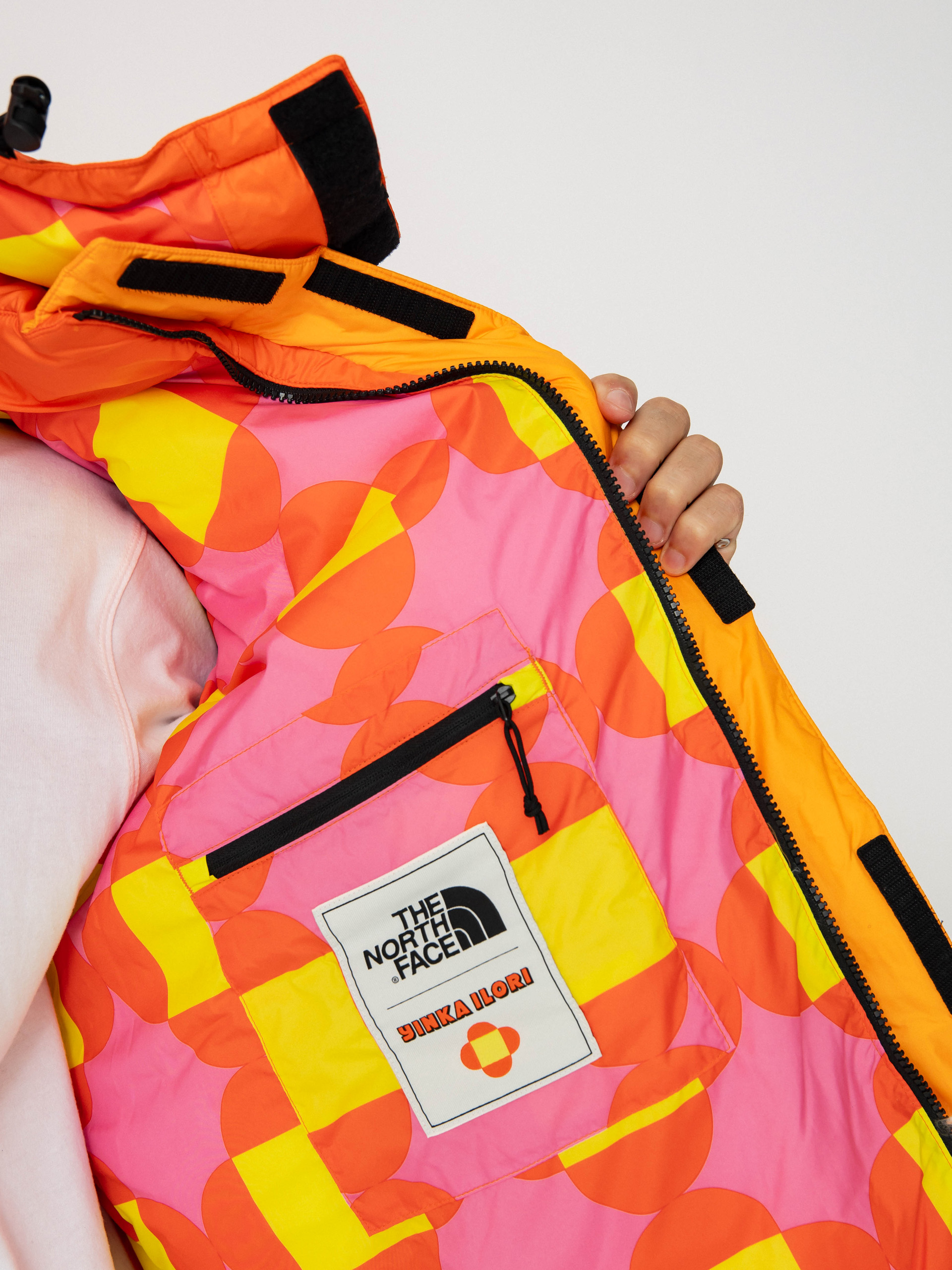 The North Face X Yinka Ilori Down Puffer Dzseki (red orange/apricot glaz)