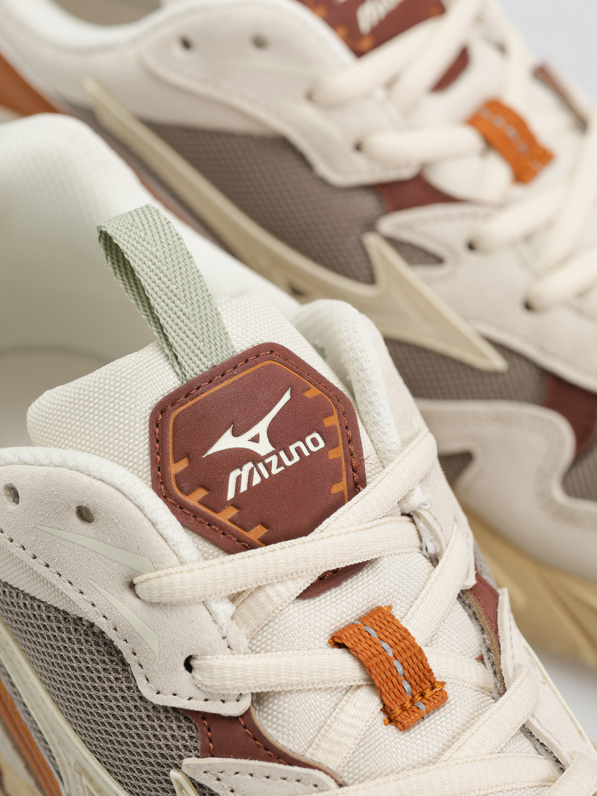 Cipők Mizuno Wave Rider 10 Premium (vintage khaki/summer sand/pumpkin spice)