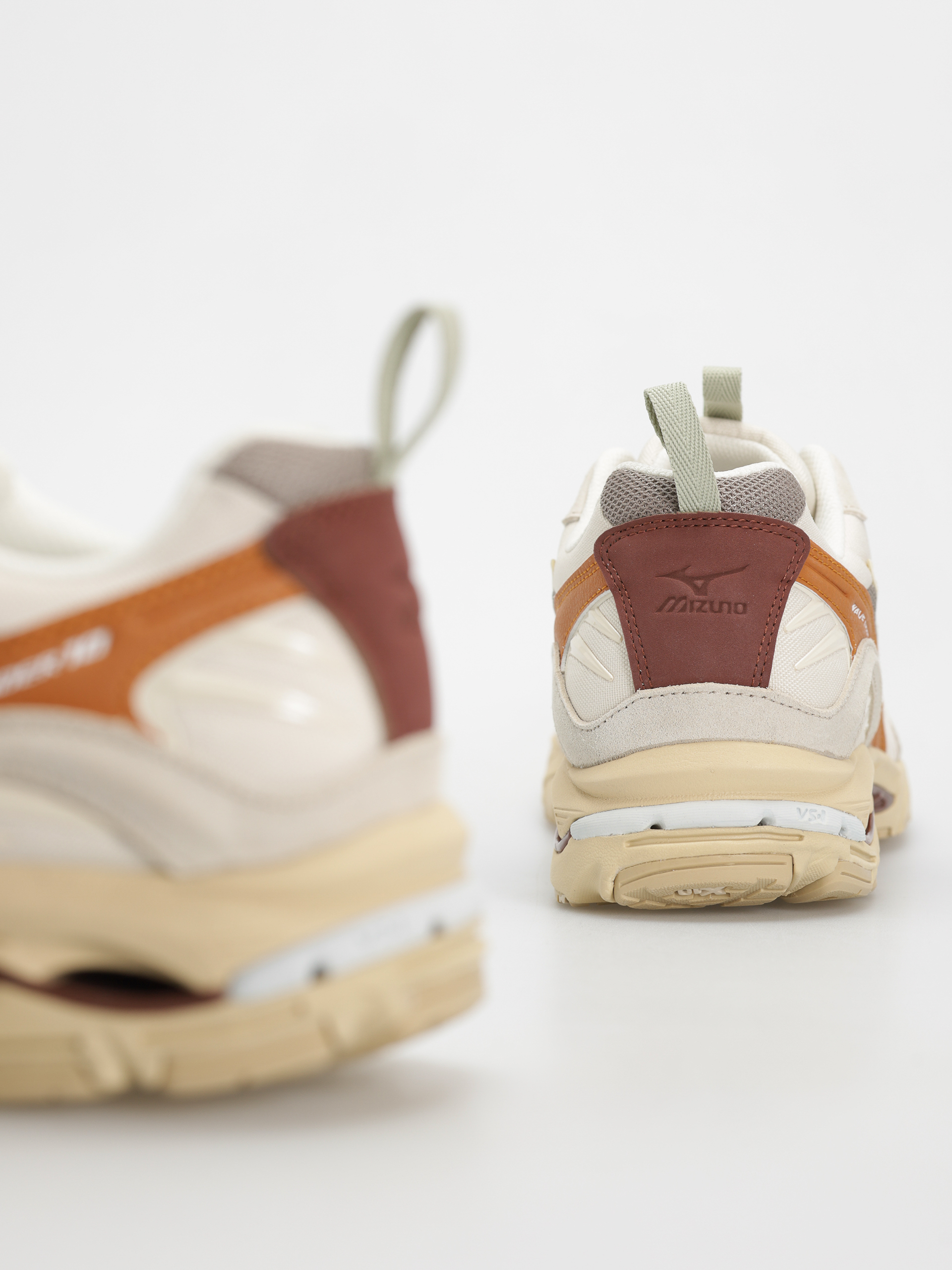 Cipők Mizuno Wave Rider 10 Premium (vintage khaki/summer sand/pumpkin spice)