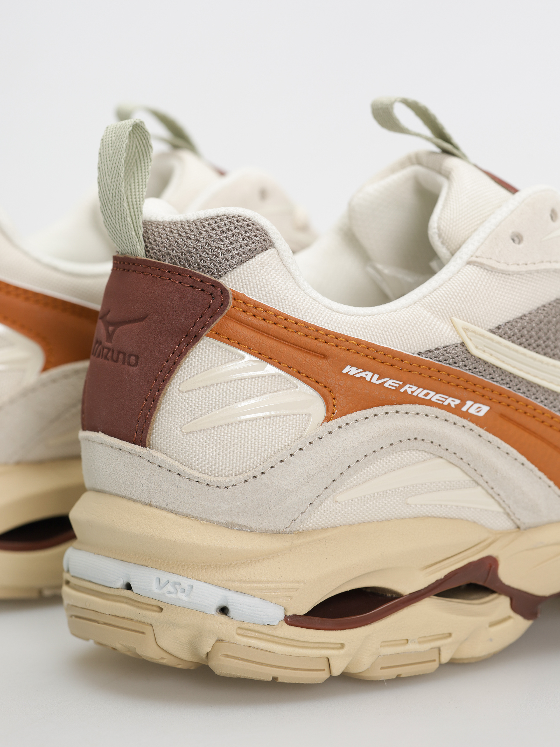 Cipők Mizuno Wave Rider 10 Premium (vintage khaki/summer sand/pumpkin spice)