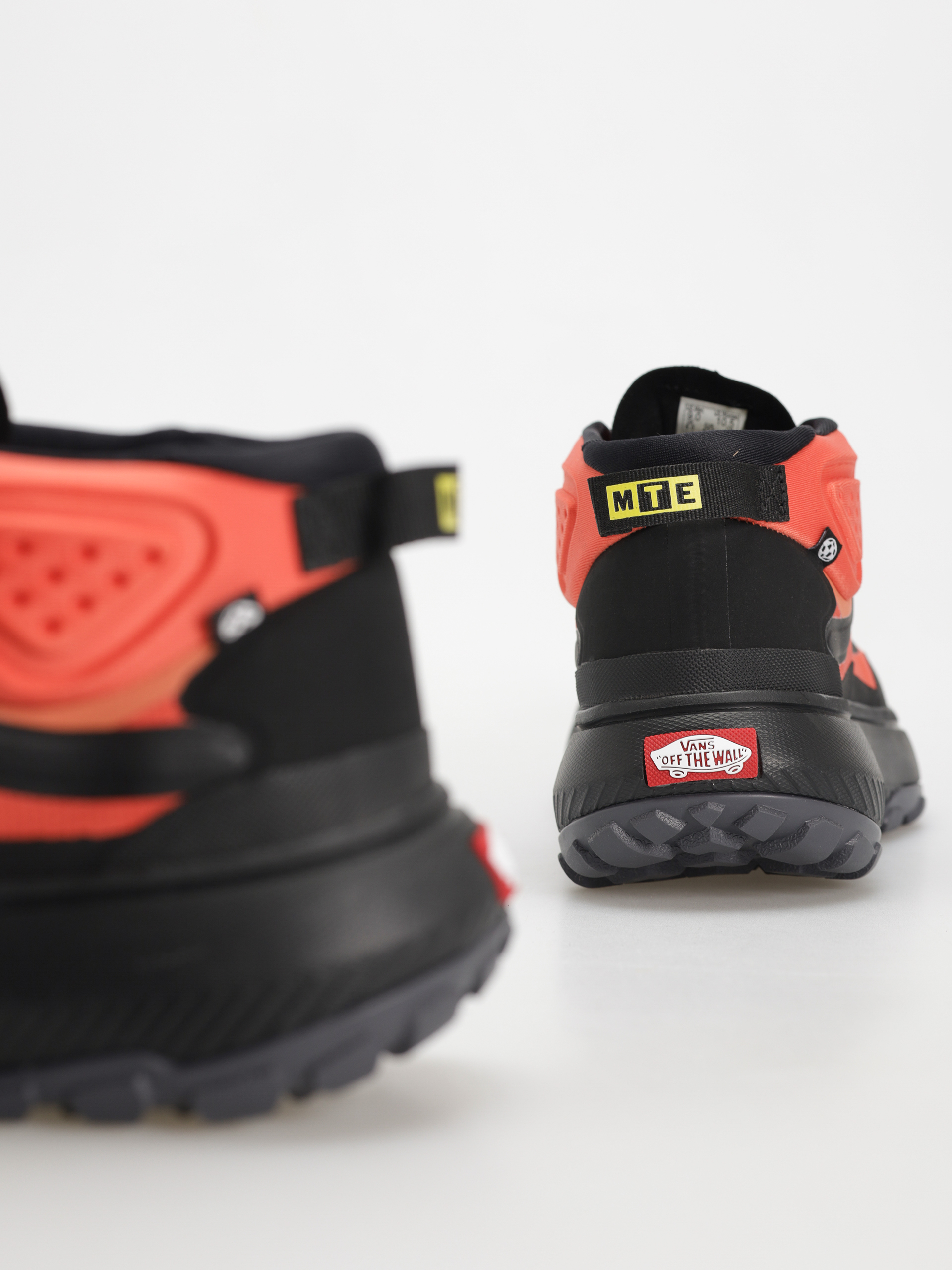 Vans Crosspath Mid MTE Cipők (orange/black)