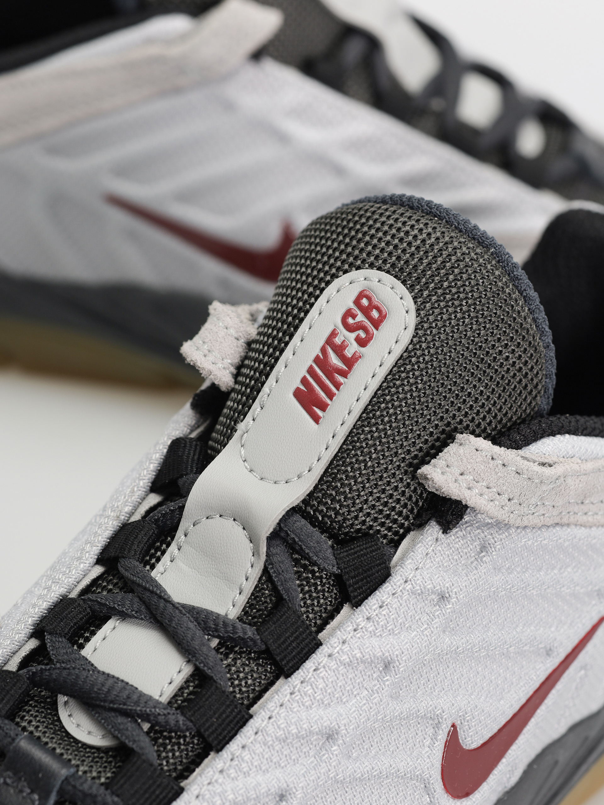 Nike SB Vertebrae Cipők (lt smoke grey/dark team red)