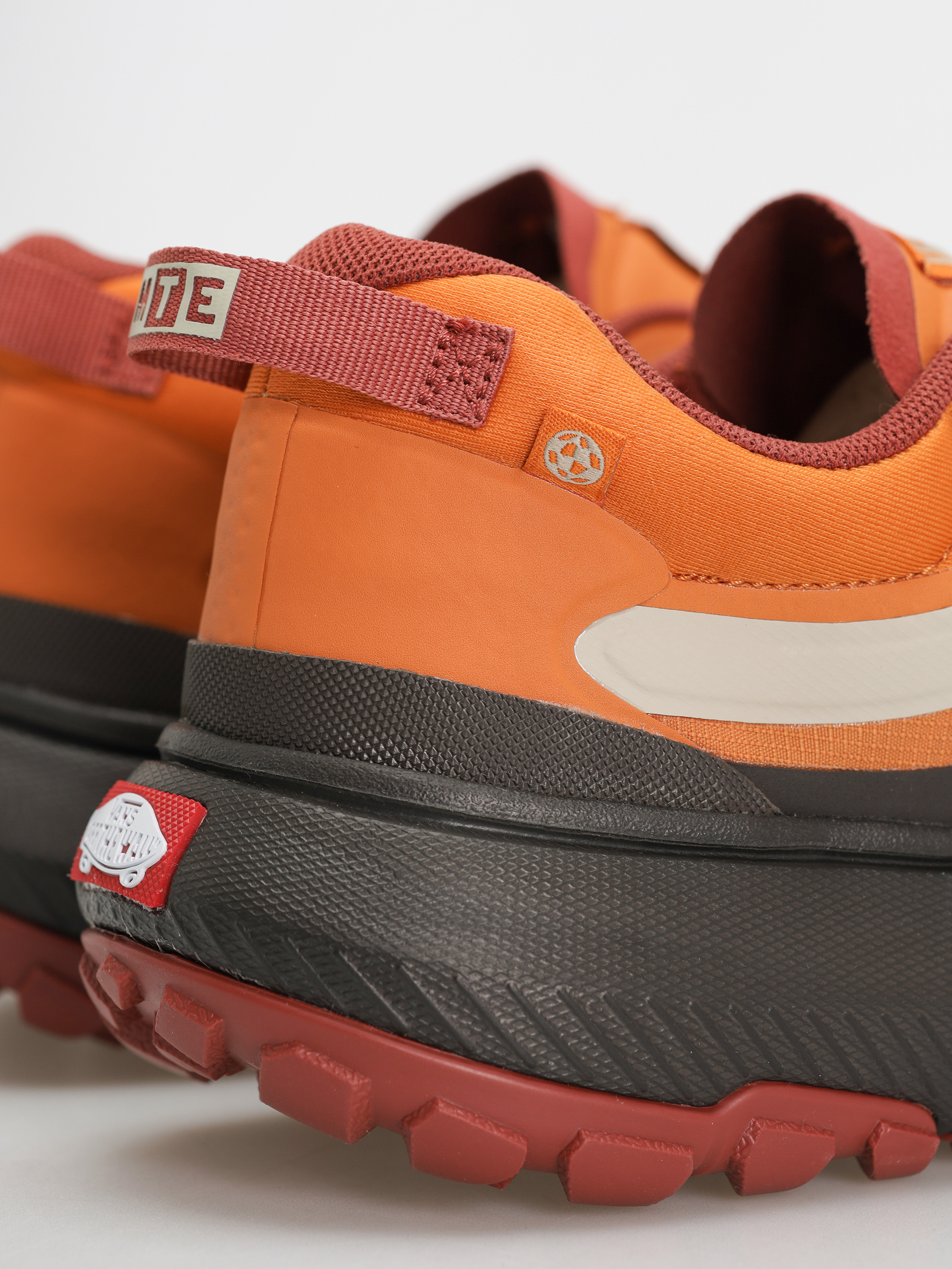 Vans Mte Crosspath Cipők (marmalade)