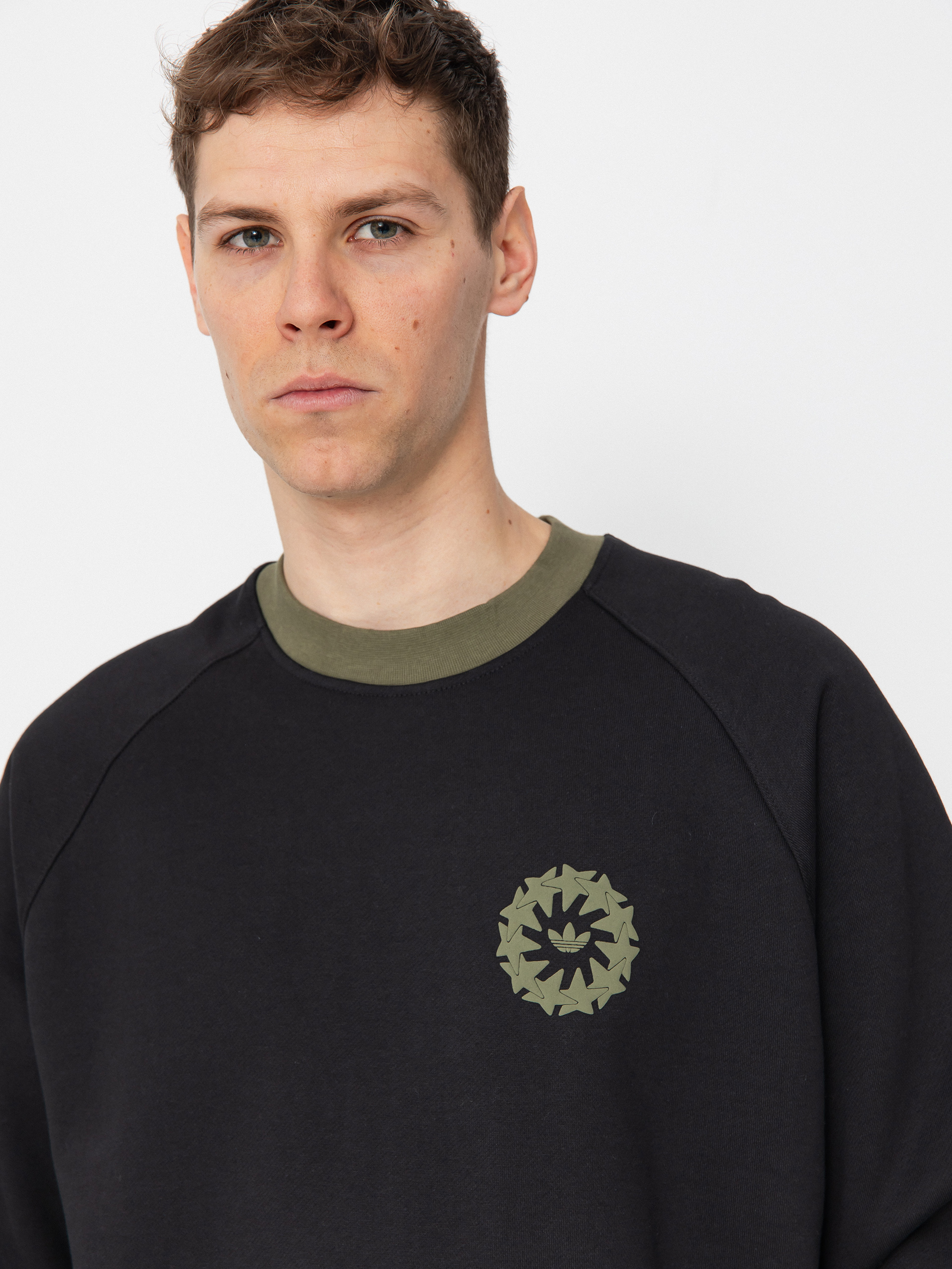 adidas Star Wheel Crew Pulóver (black/olistr)