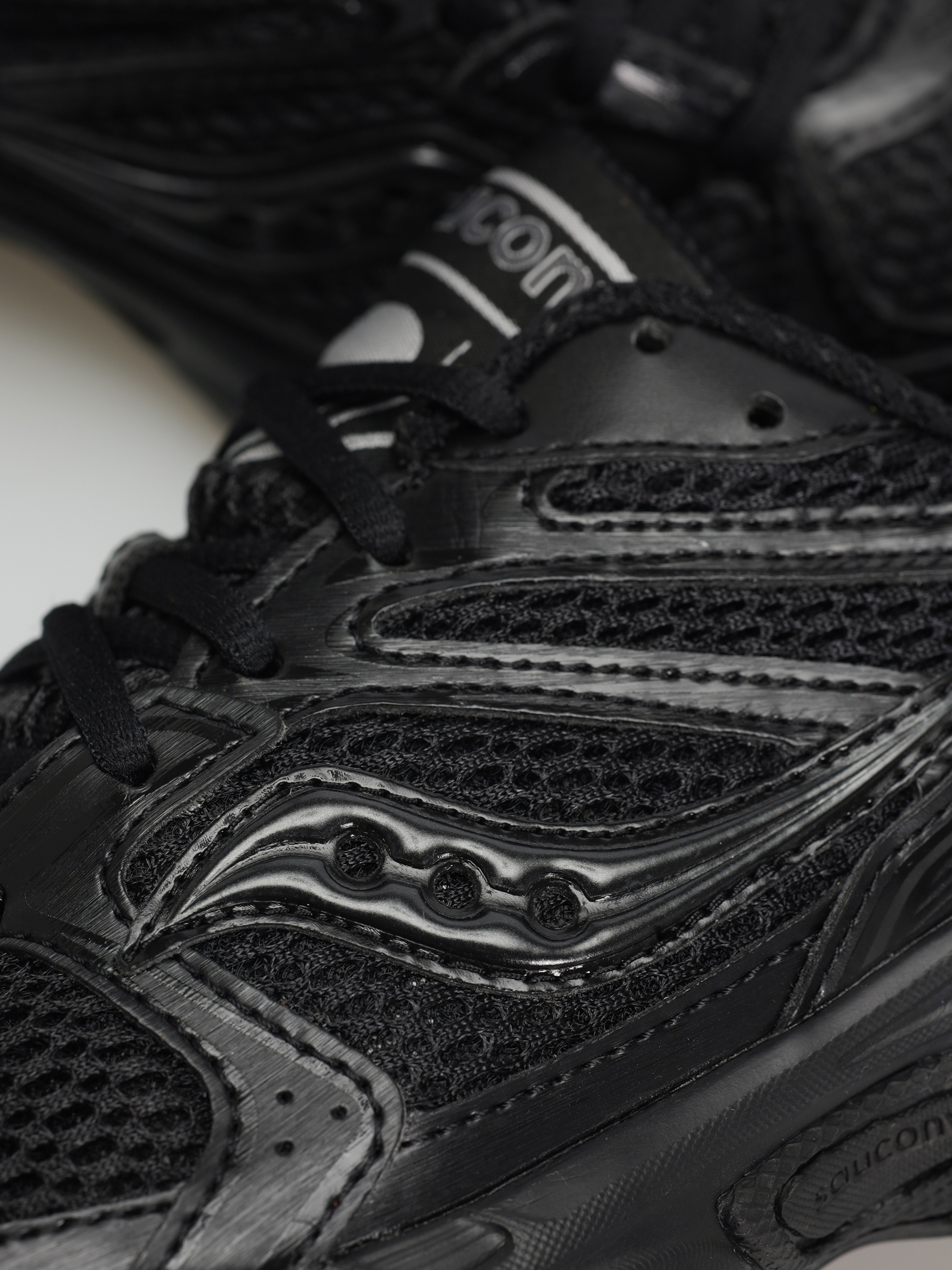 Saucony Ride Millenium Cipők (black)