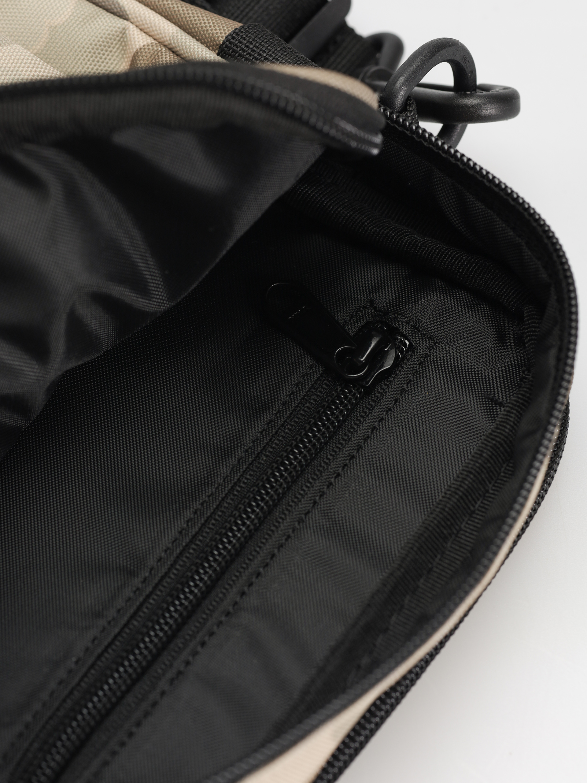 Carhartt WIP Essentials Táska (camo duck/desert)