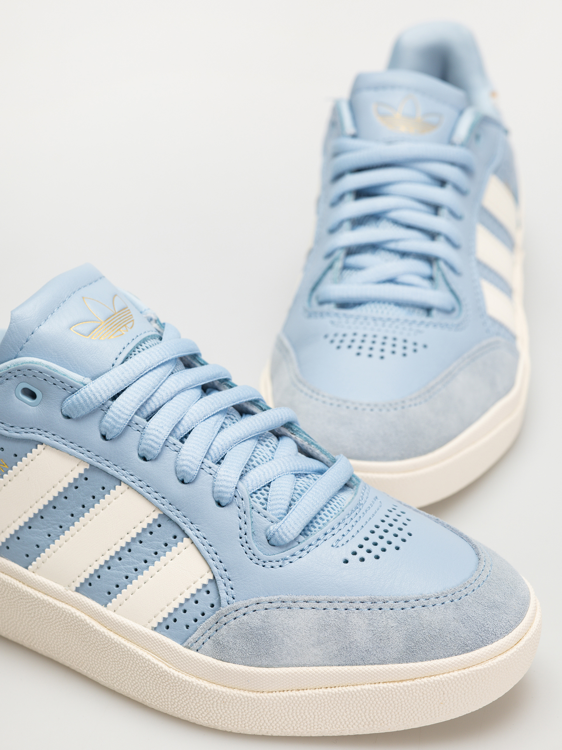 adidas Tyshawn Low Cipők (clesky/cwhite/goldmt)