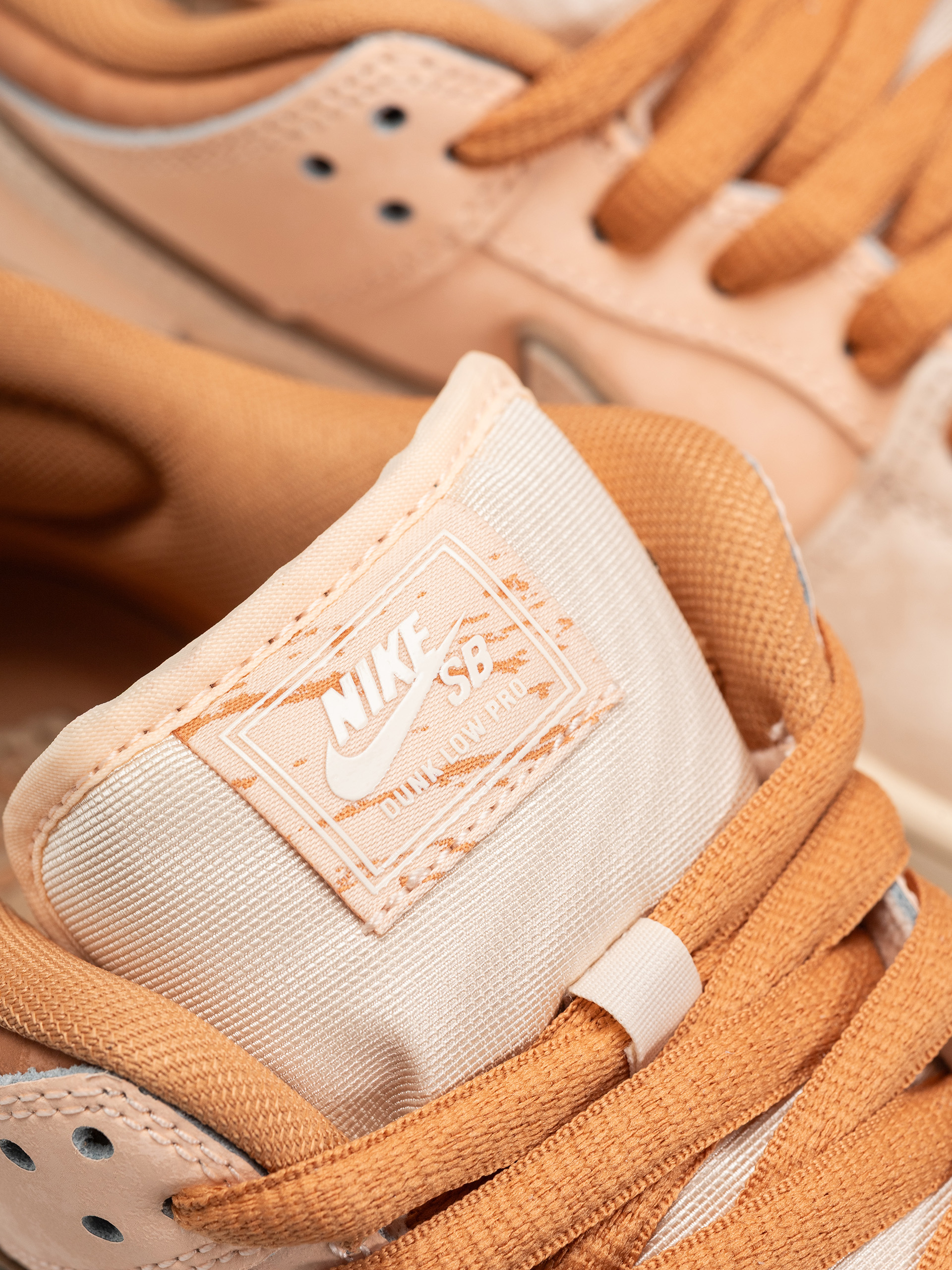 Nike SB Dunk Low Pro Prm Cipők (amber brown/guava ice crimson tint hemp)