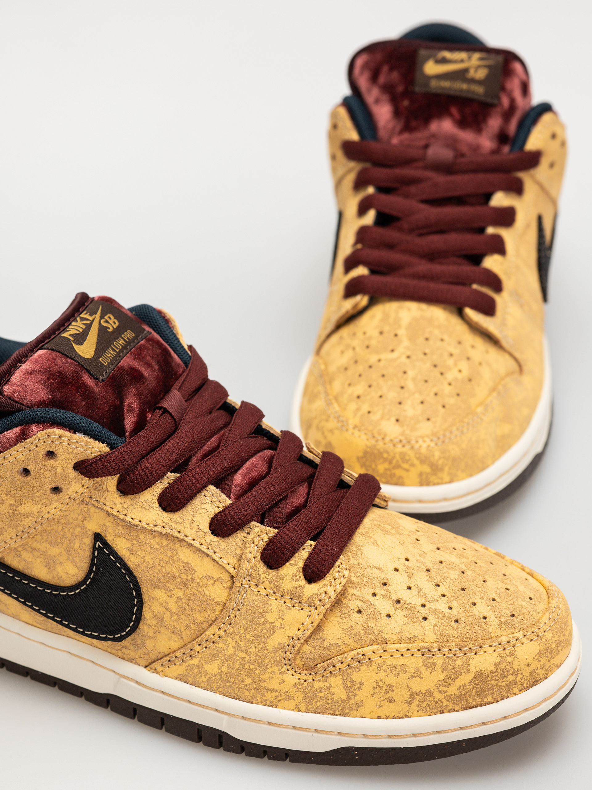Nike SB Dunk Low Pro Cipők (celestial gold/black dark team red)