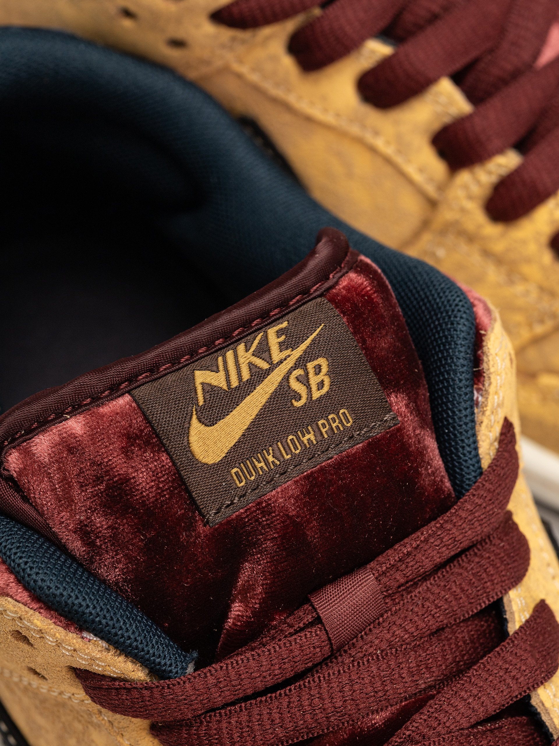 Nike SB Dunk Low Pro Cipők (celestial gold/black dark team red)