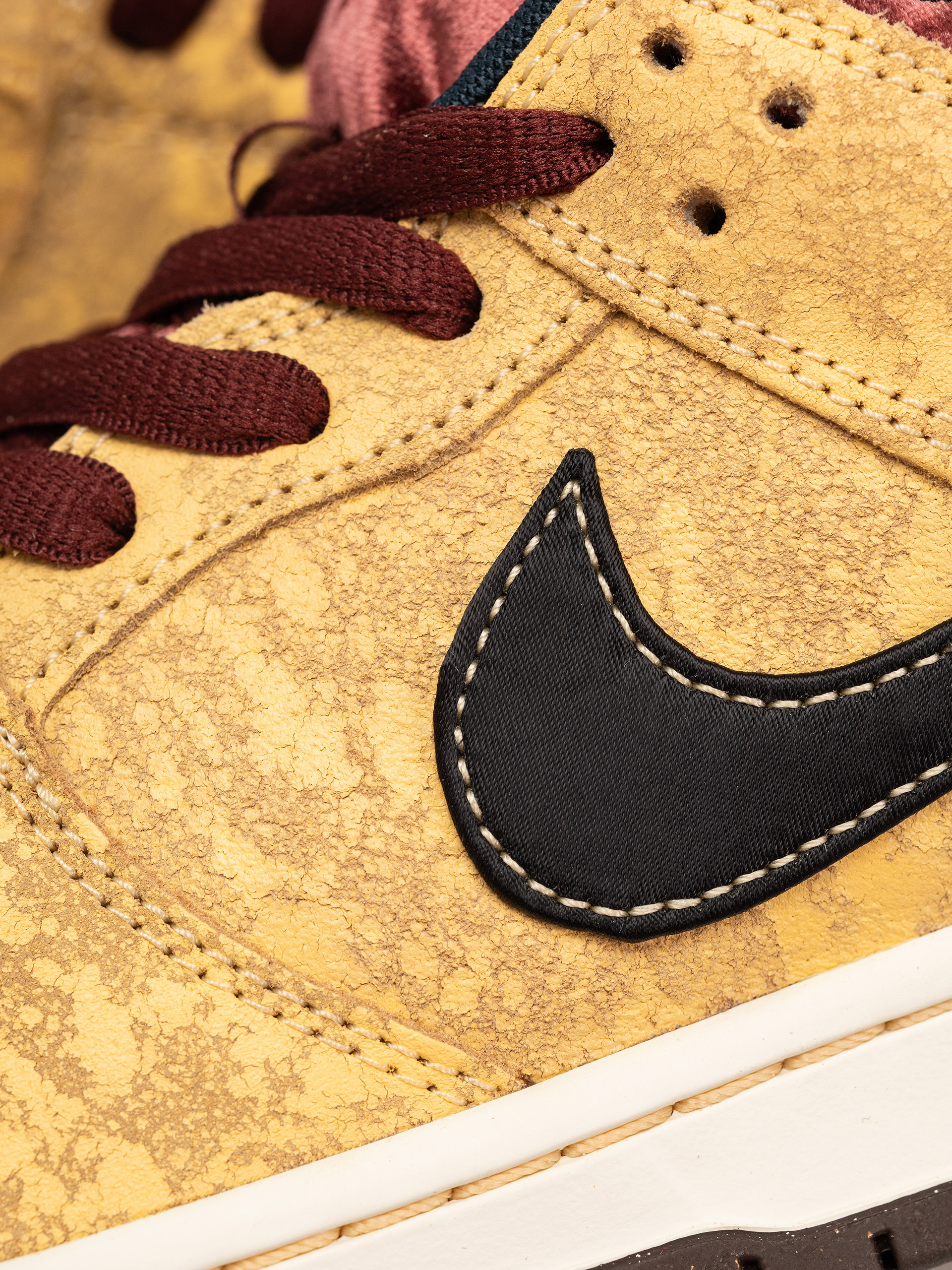 Nike SB Dunk Low Pro Cipők (celestial gold/black dark team red)