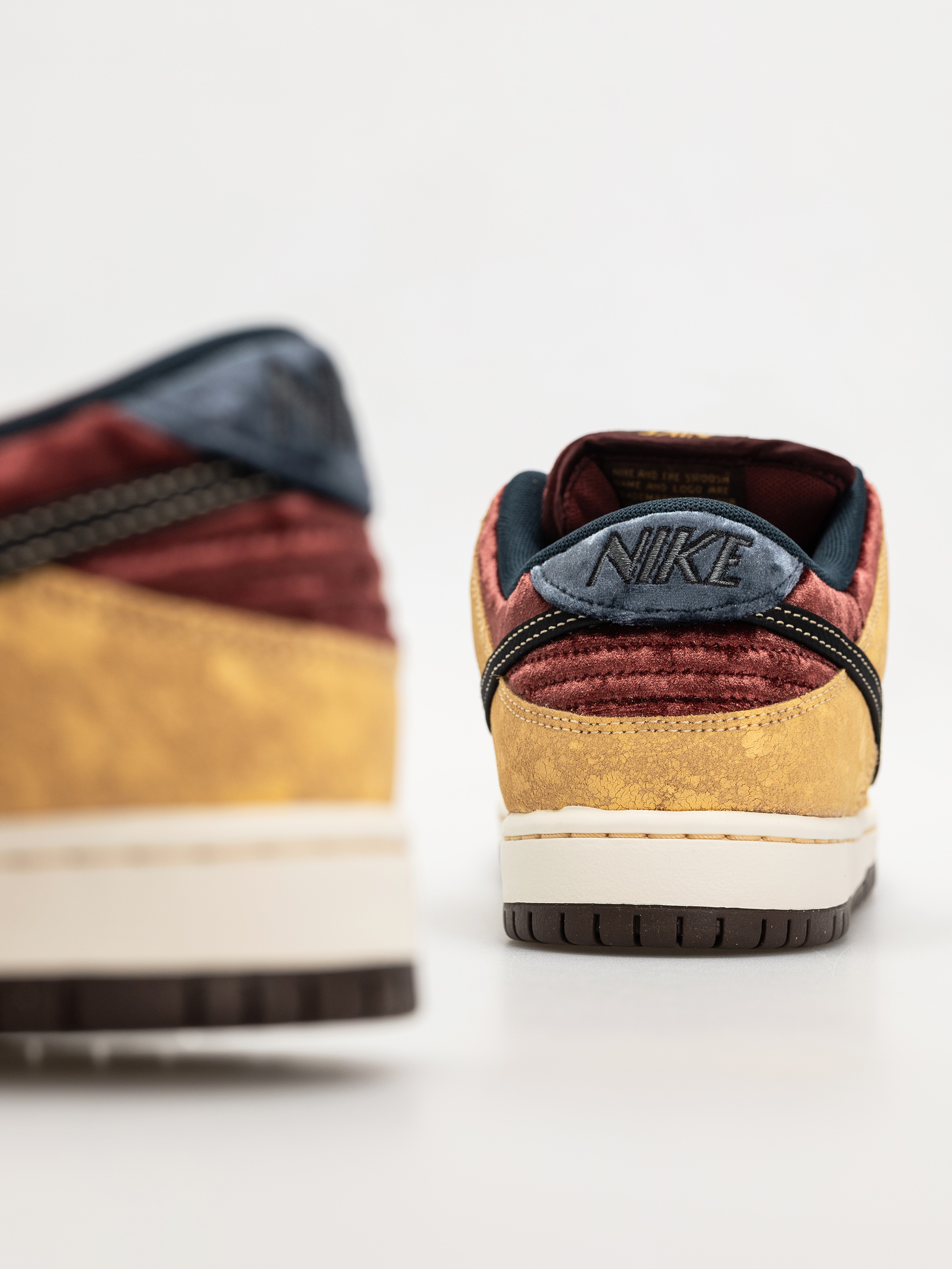 Nike SB Dunk Low Pro Cipők (celestial gold/black dark team red)