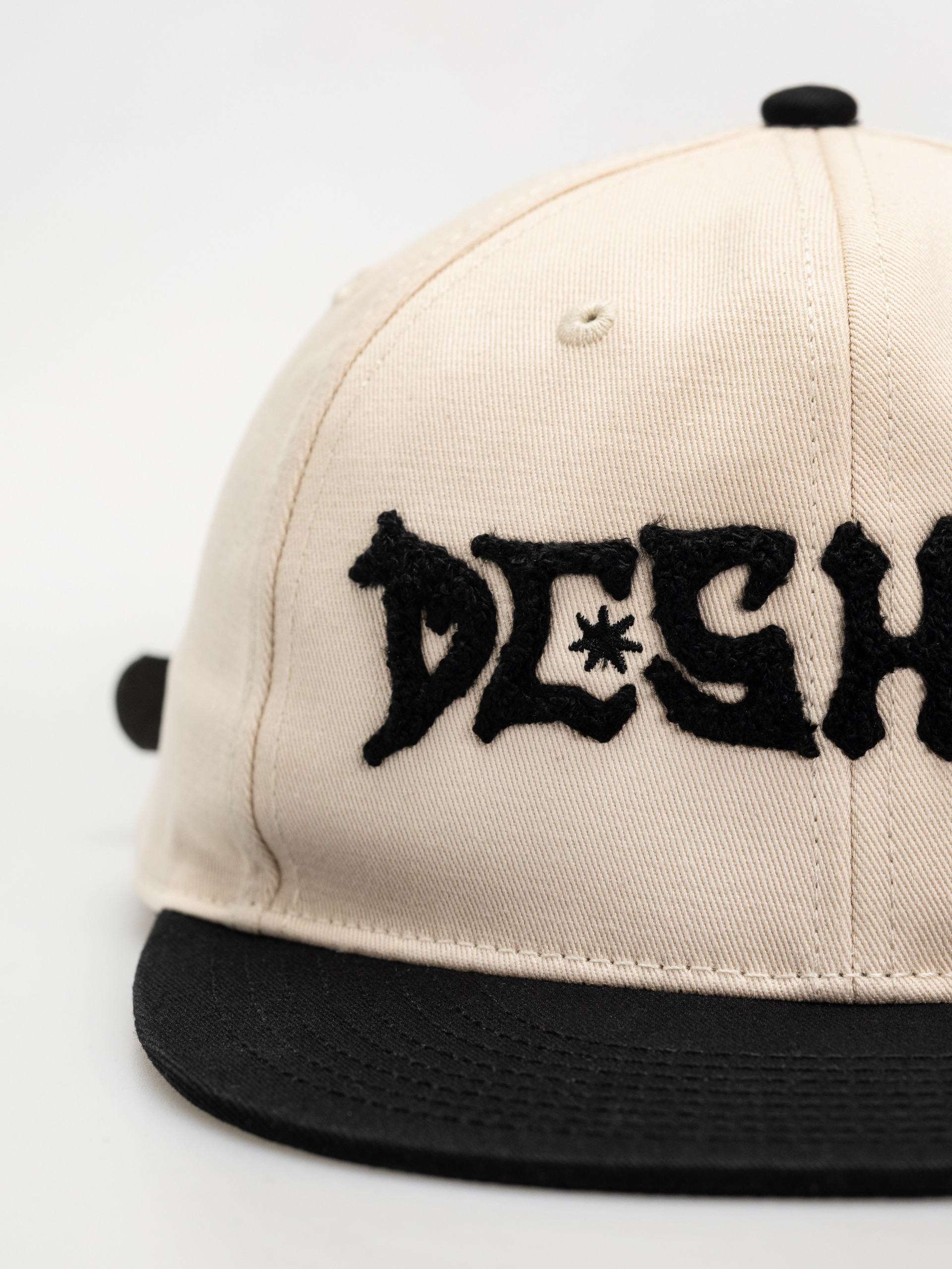 DC Mosh Pit Strapback Baseball sapka (lily white/black)