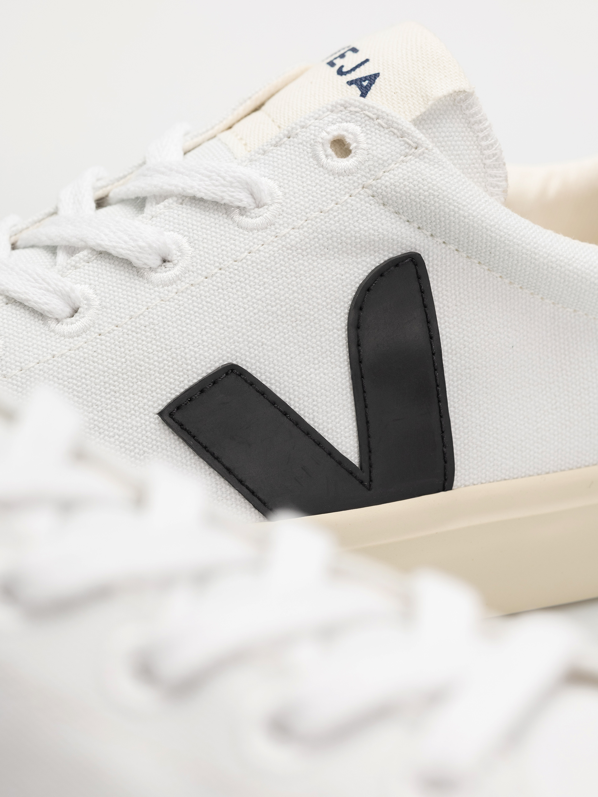 Veja Campo Canvas Wmn Cipők (white black)