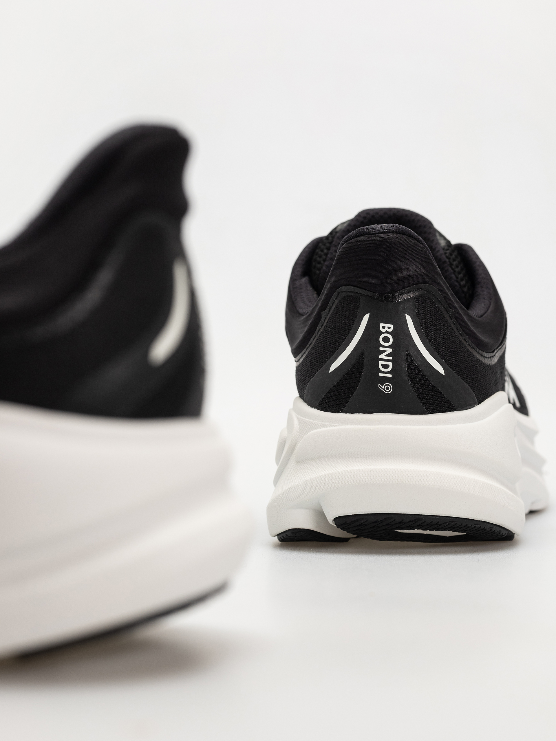 Hoka Bondi 9 Cipők (black/white)