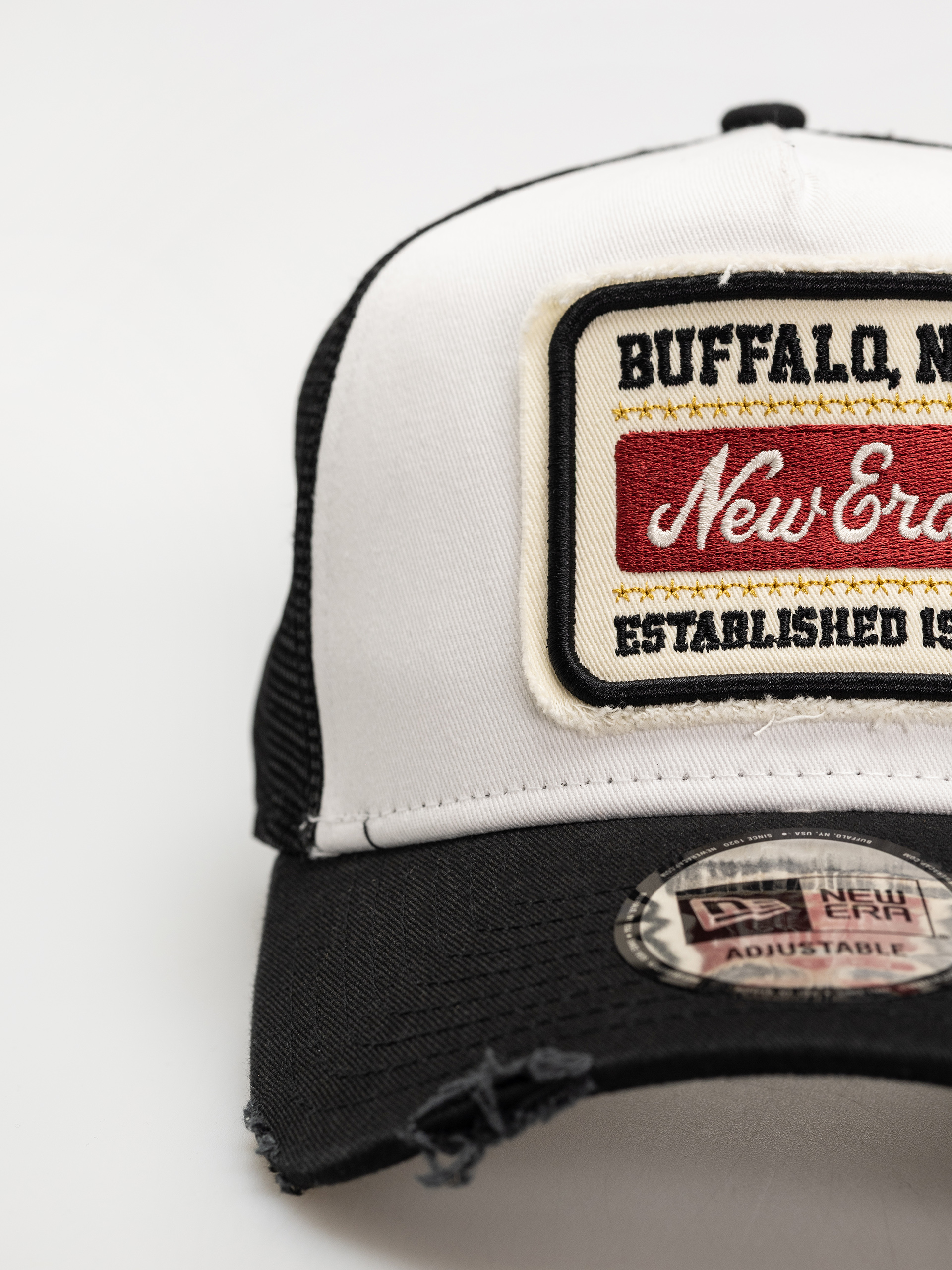 Baseball sapka New Era Patch Distress Trucker (white)