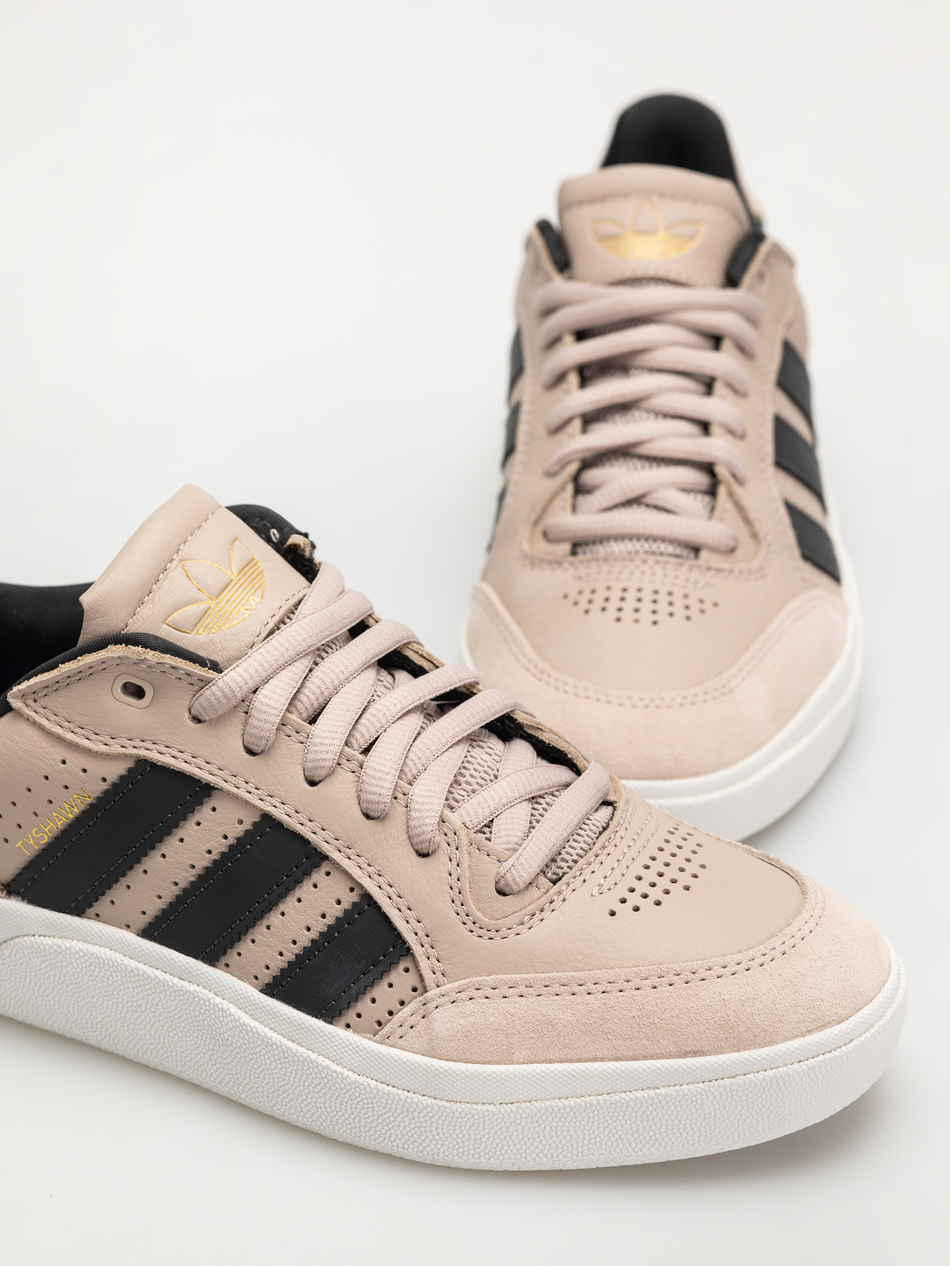 Cipők adidas Tyshawn Low (wontau/carbon/goldmt)