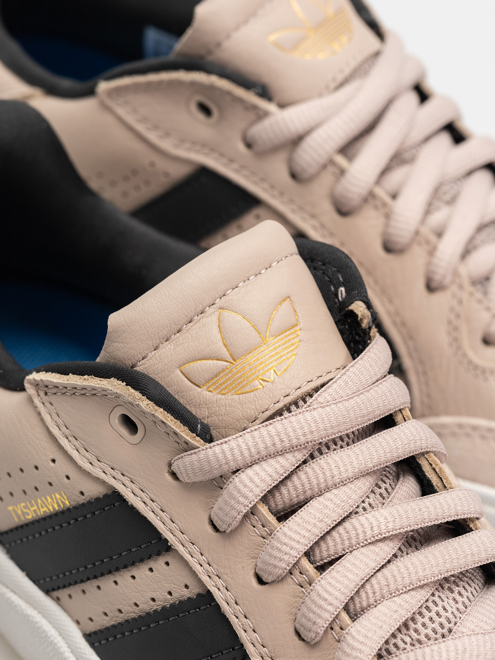 Cipők adidas Tyshawn Low (wontau/carbon/goldmt)