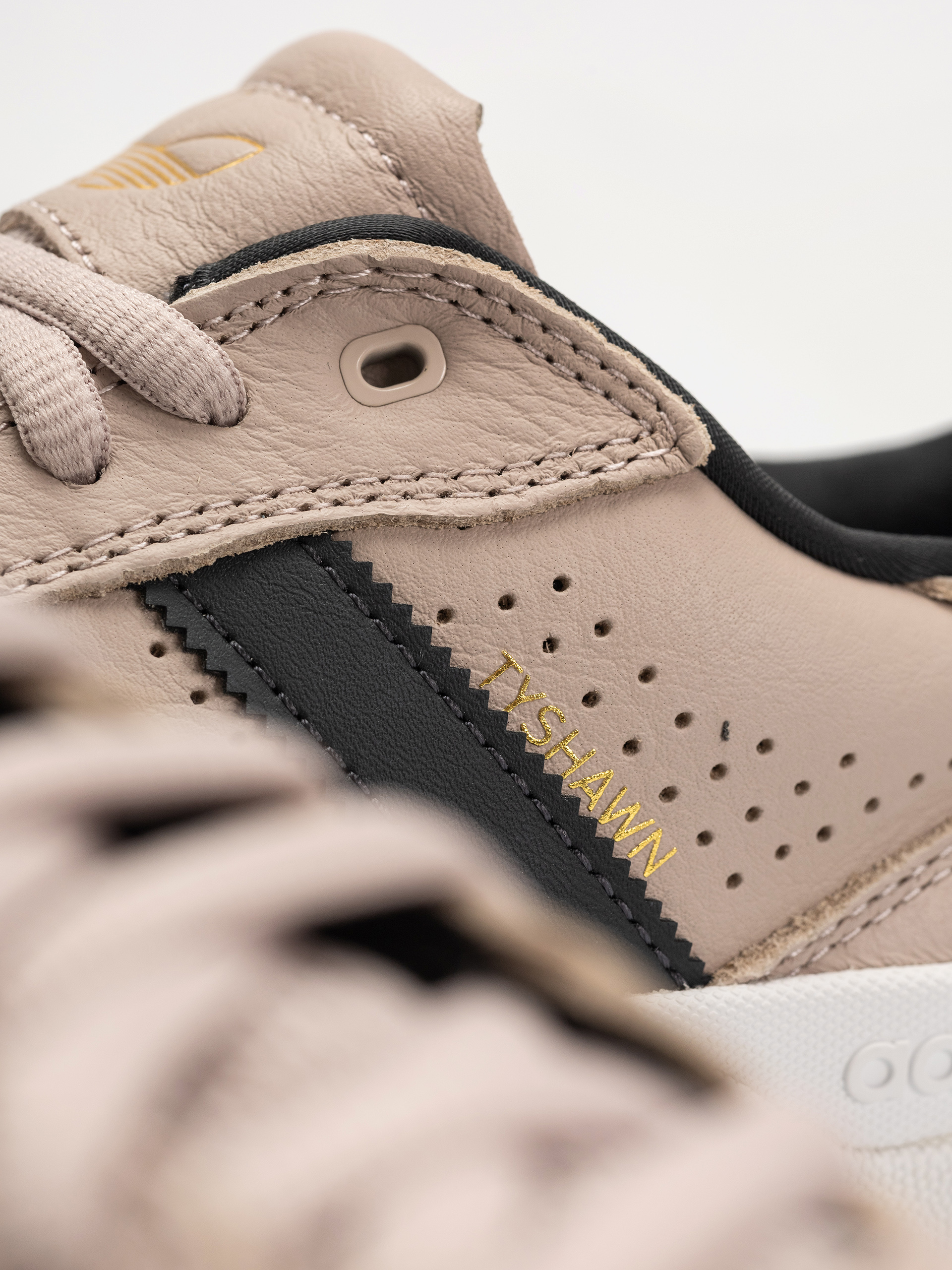 Cipők adidas Tyshawn Low (wontau/carbon/goldmt)