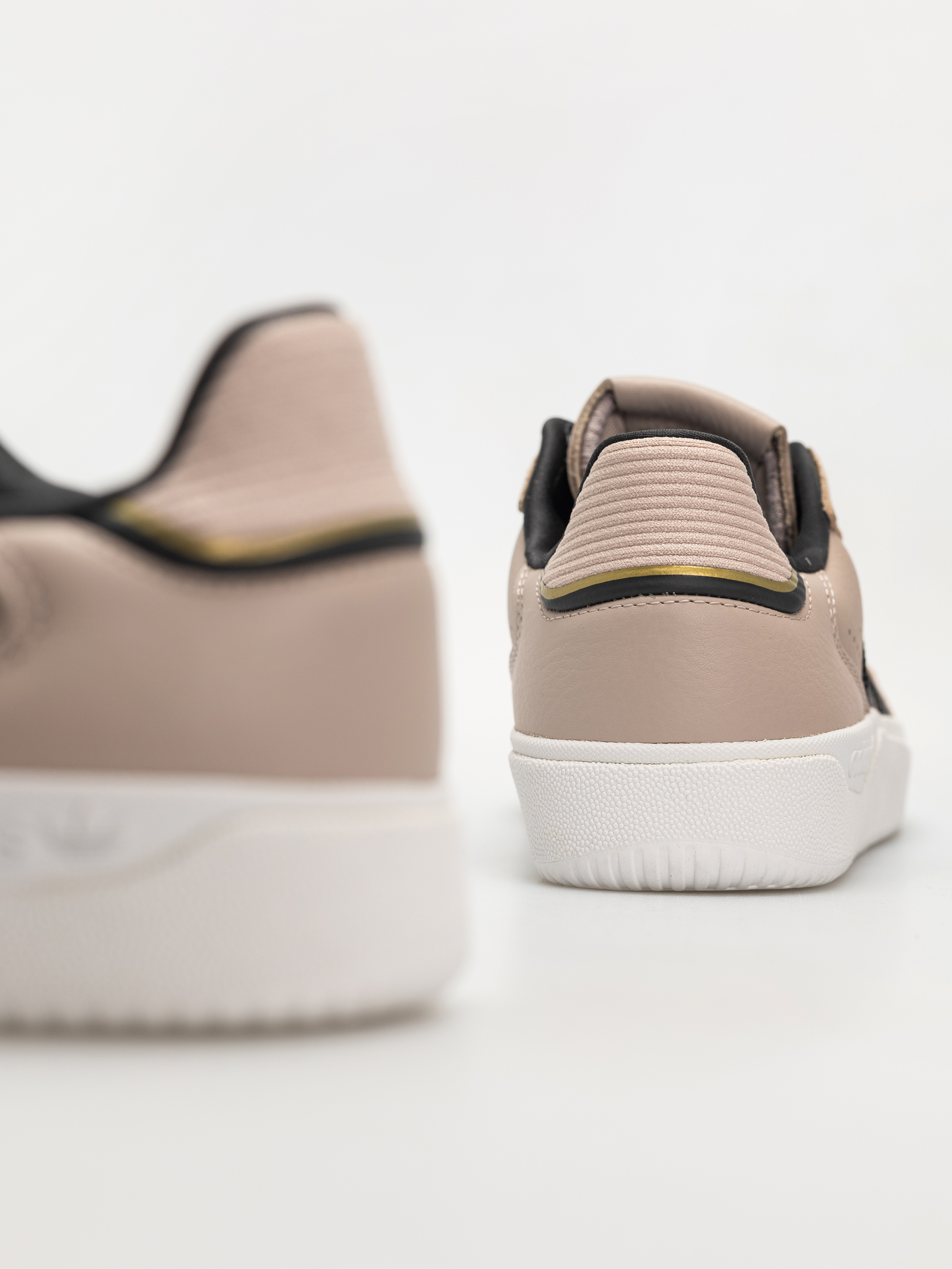 Cipők adidas Tyshawn Low (wontau/carbon/goldmt)