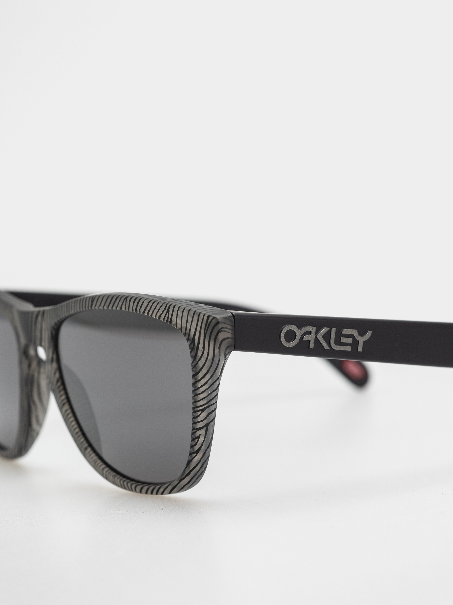 Napszemüvegek Oakley Frogskins (matte grey ink fingerprint/prizm black)