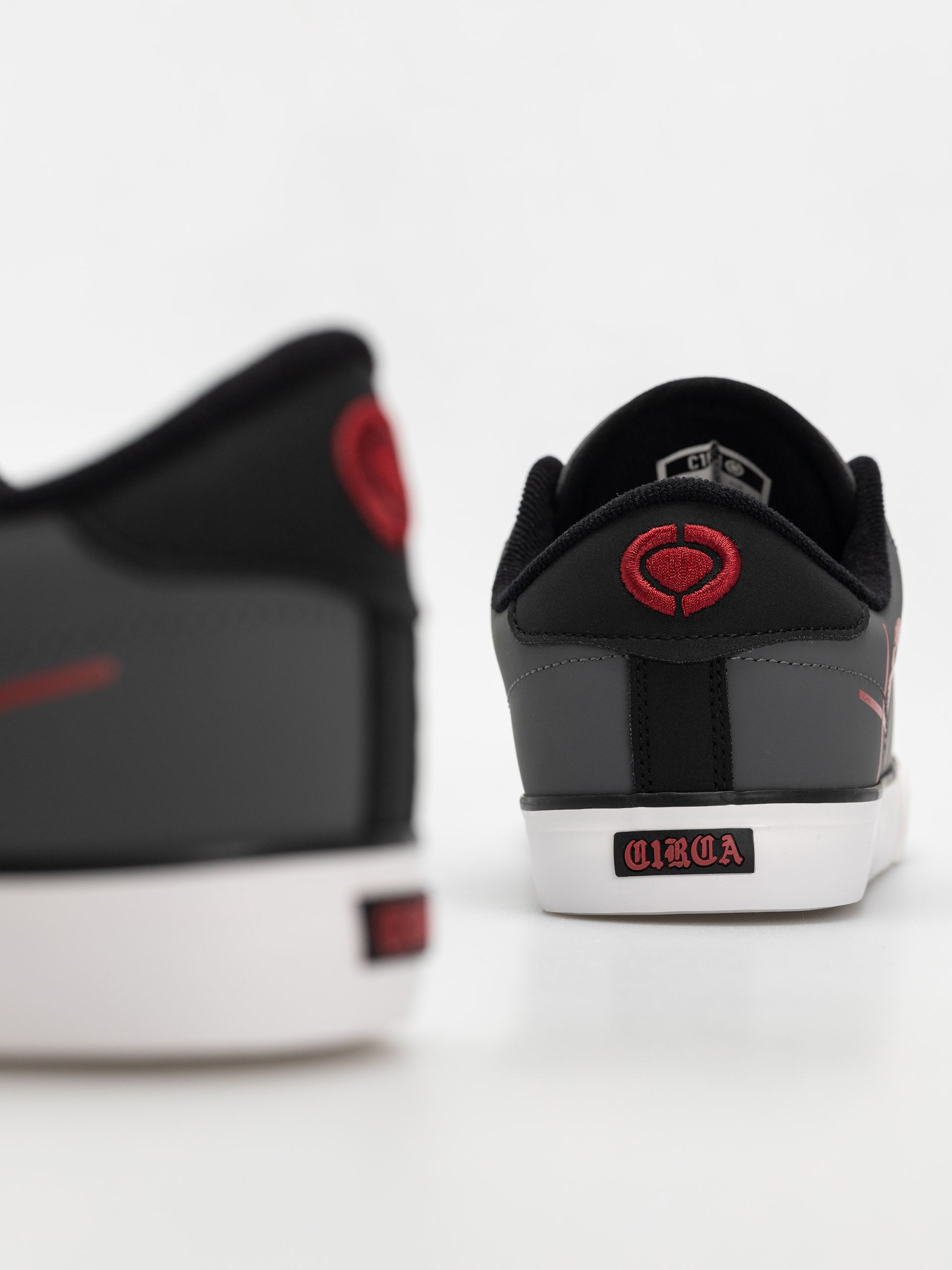 Cipők Circa Buckler Sk (asphalt/caviar/red)