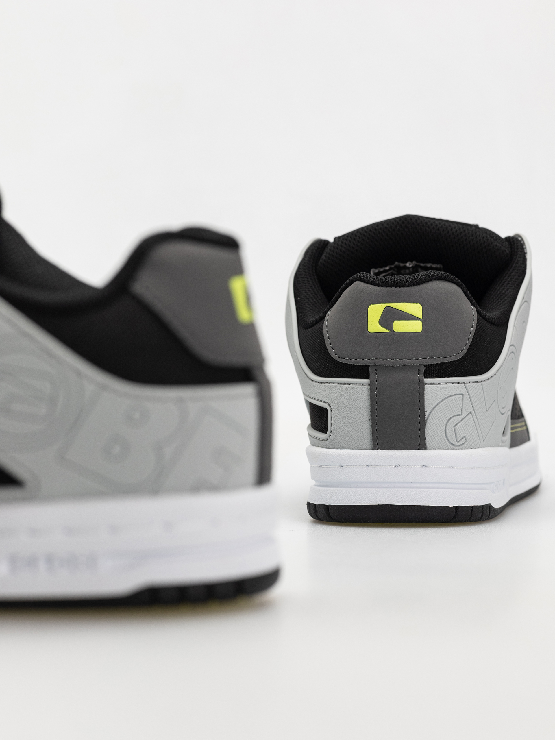 Cipők Globe Tilt (greyscale/black)