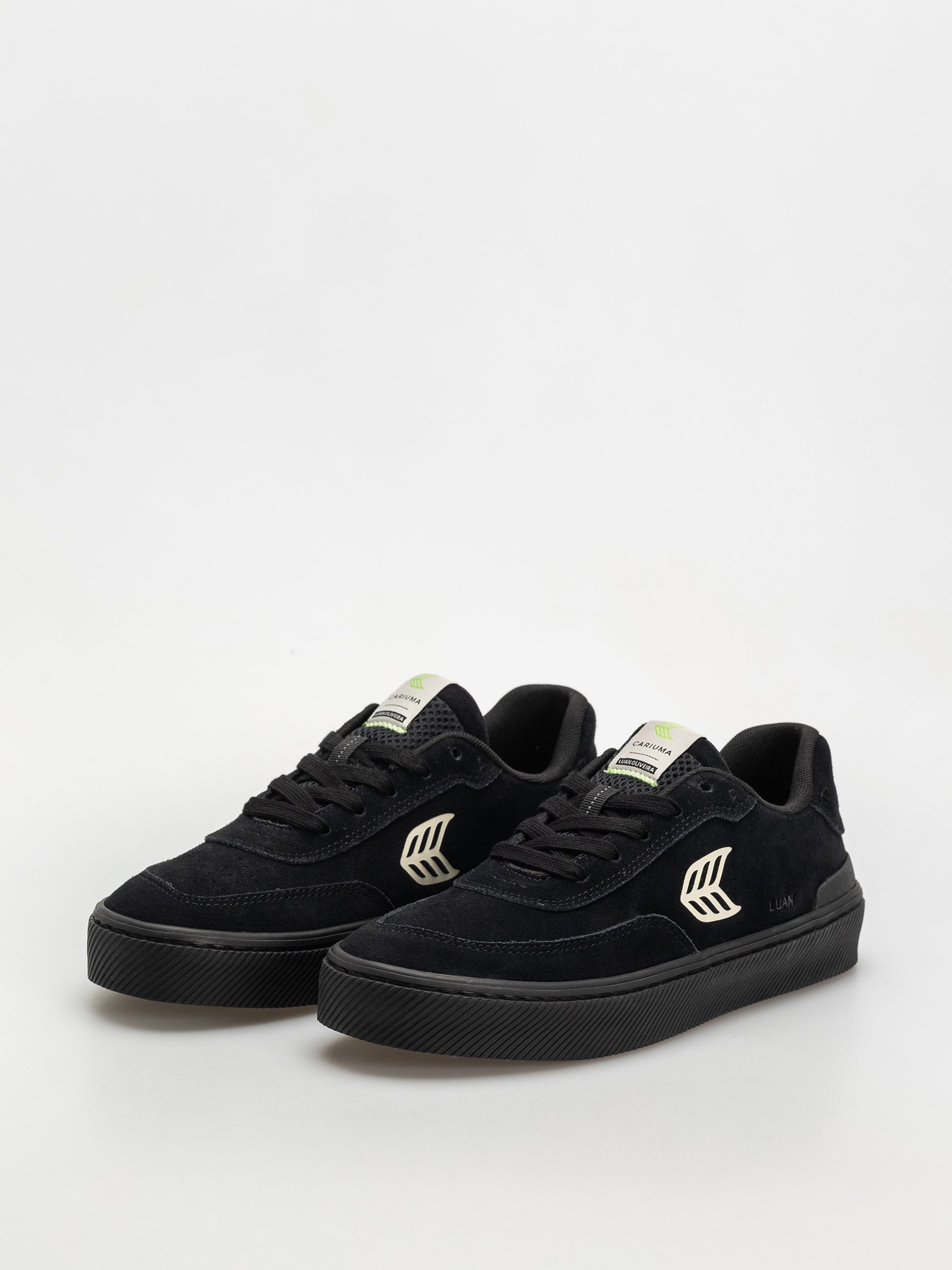 Cariuma Luan Pro Cipők (all black suede ivory logo)