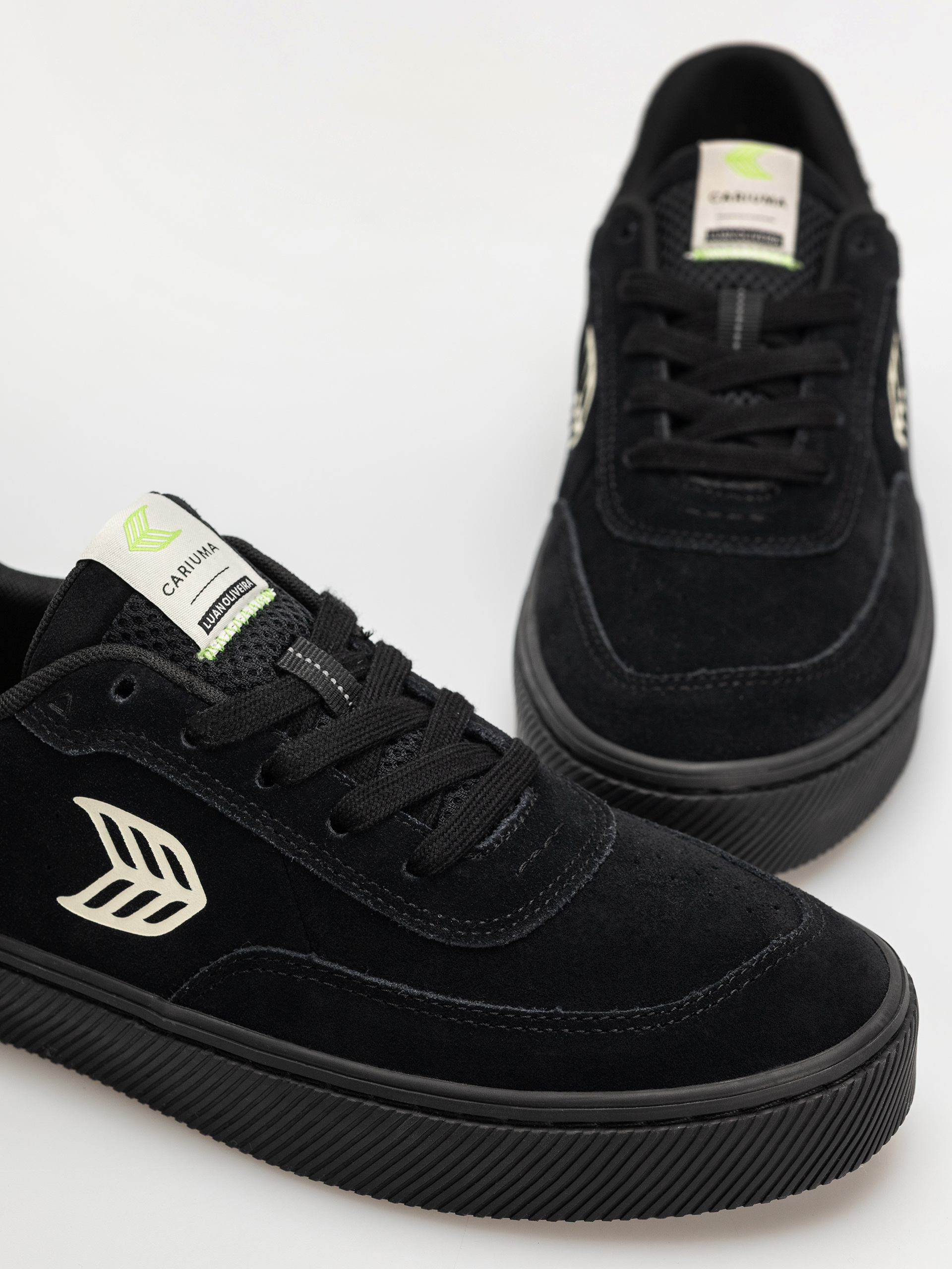 Cariuma Luan Pro Cipők (all black suede ivory logo)