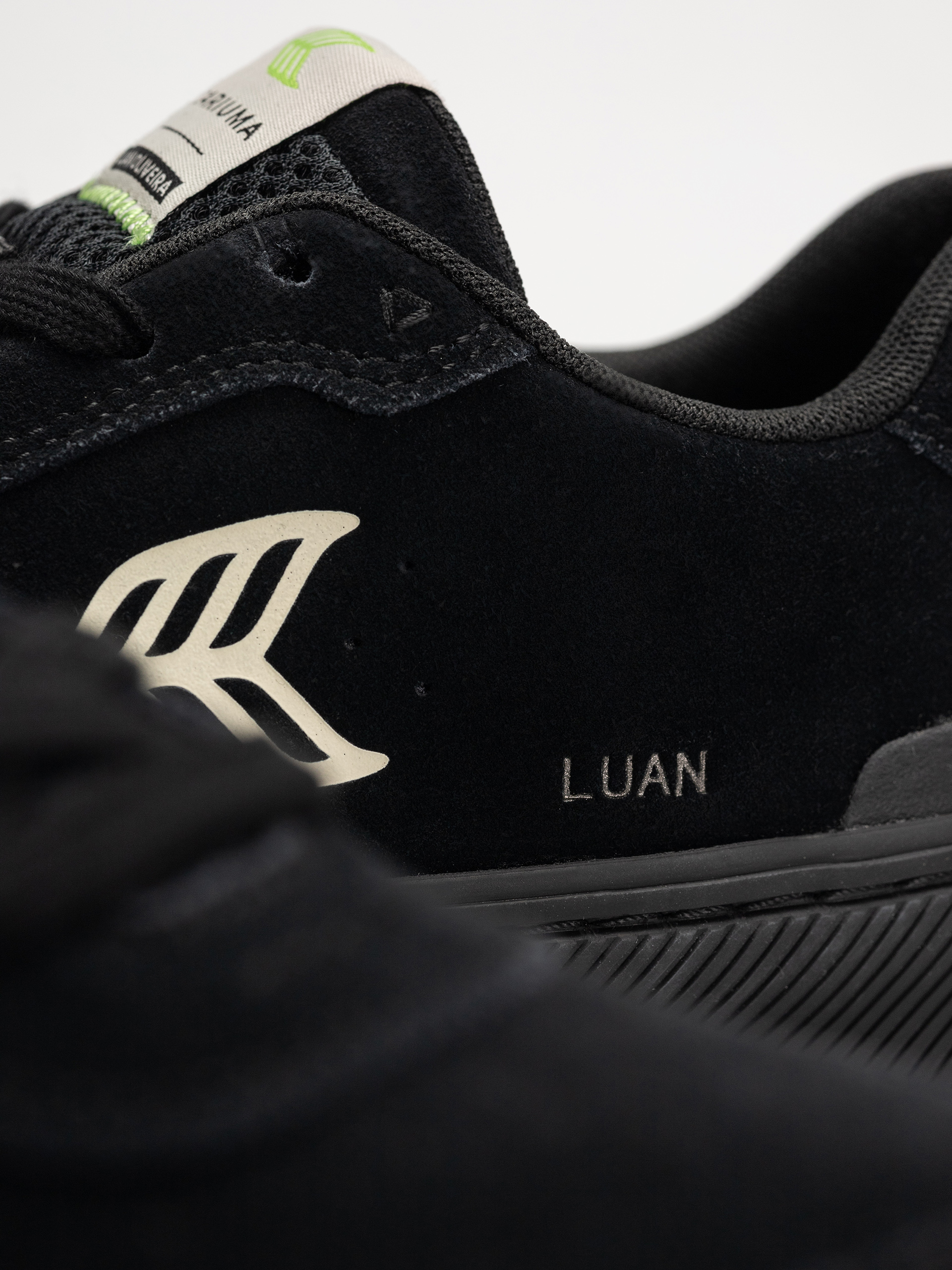 Cariuma Luan Pro Cipők (all black suede ivory logo)