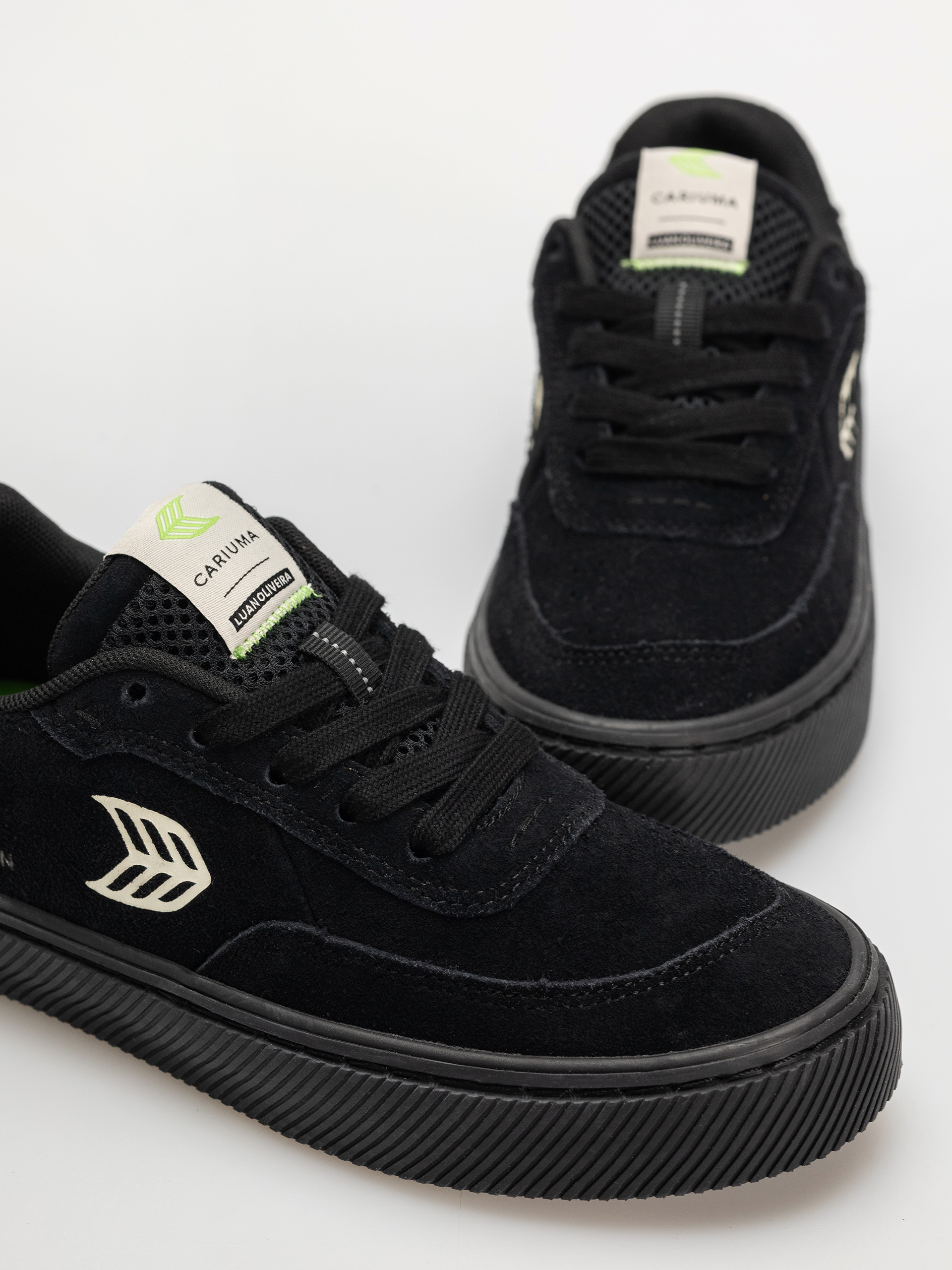 Cariuma Luan Pro Cipők Wmn (all black suede ivory logo)