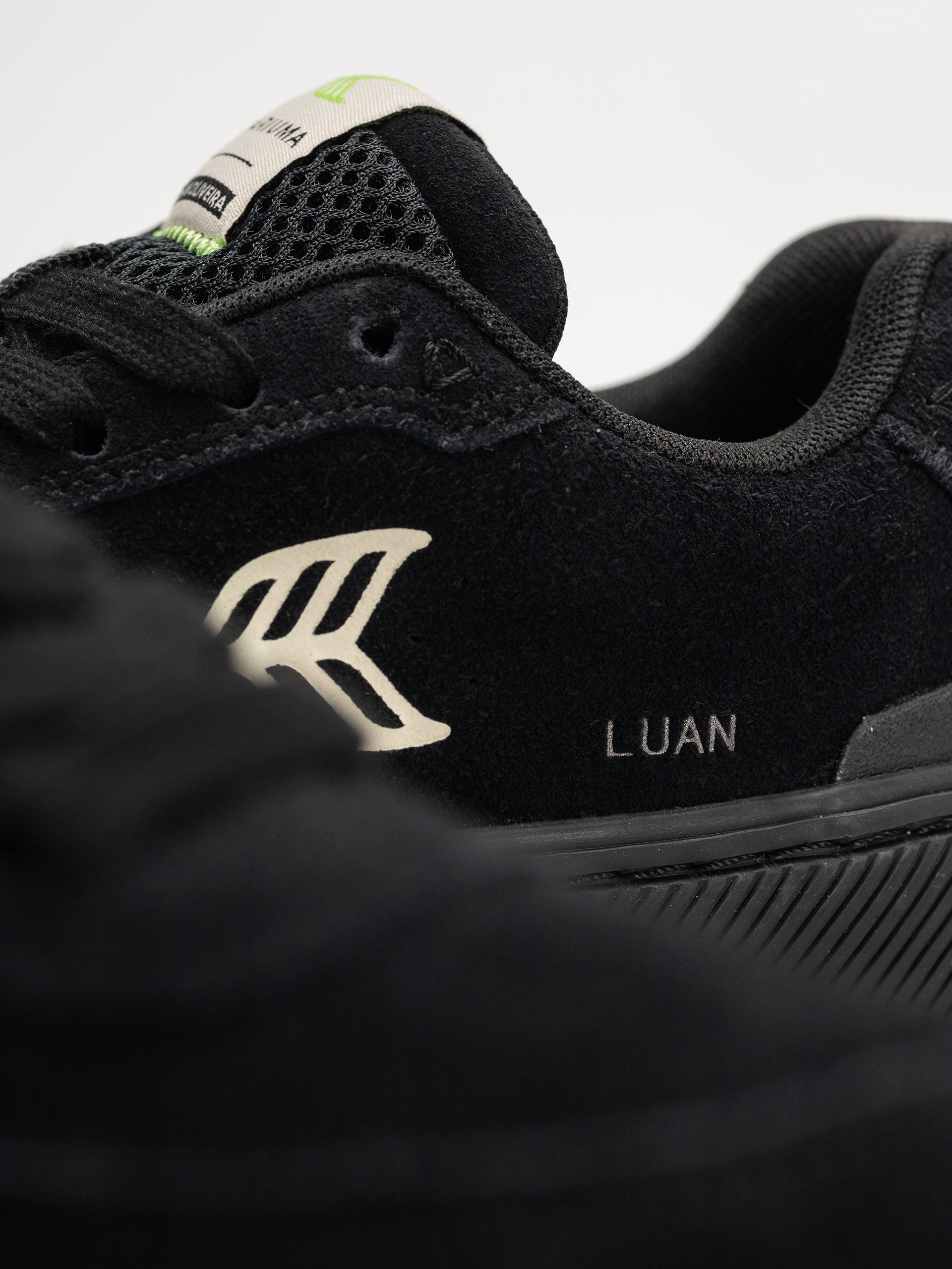 Cariuma Luan Pro Cipők Wmn (all black suede ivory logo)