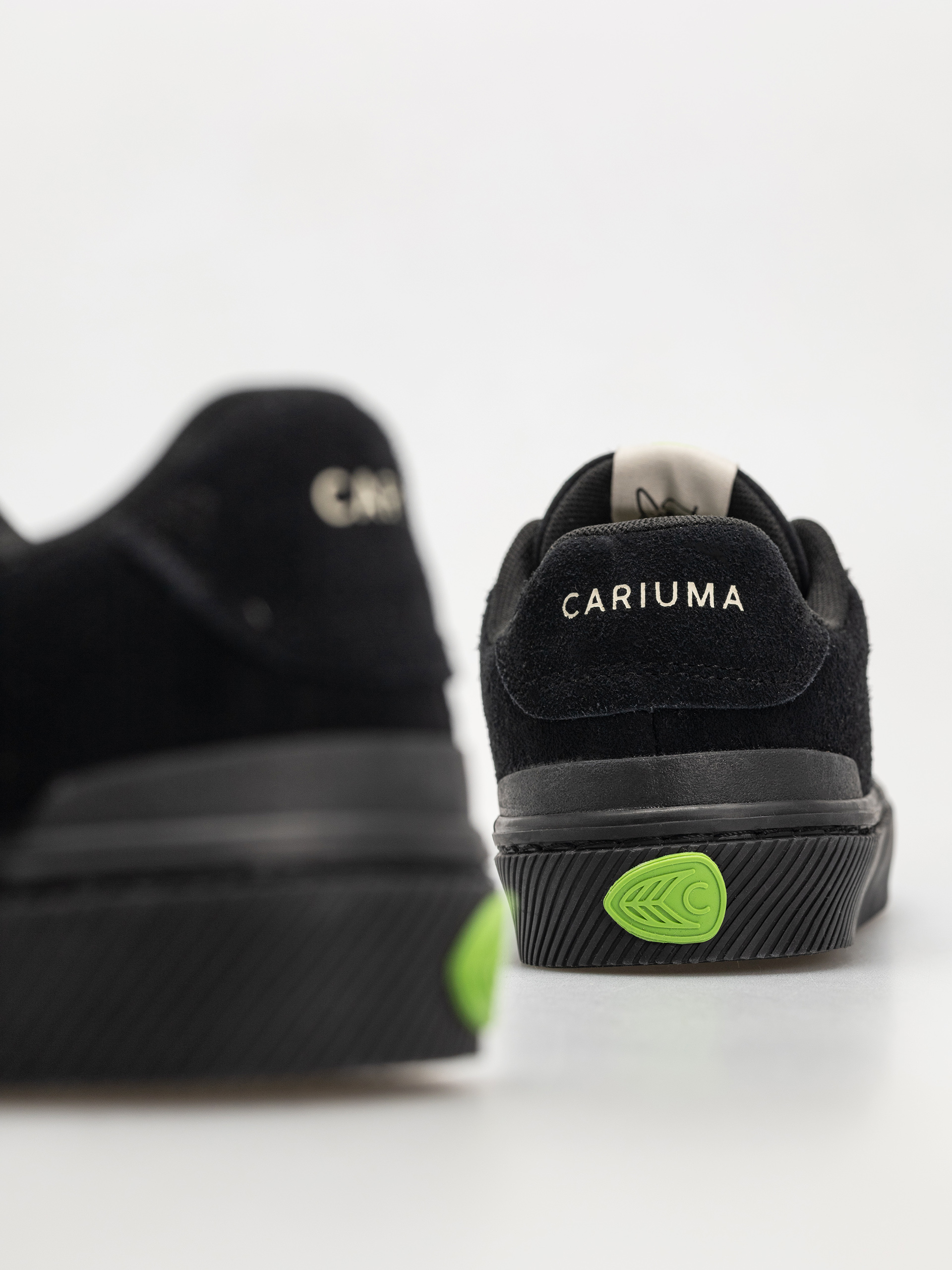 Cariuma Luan Pro Cipők Wmn (all black suede ivory logo)
