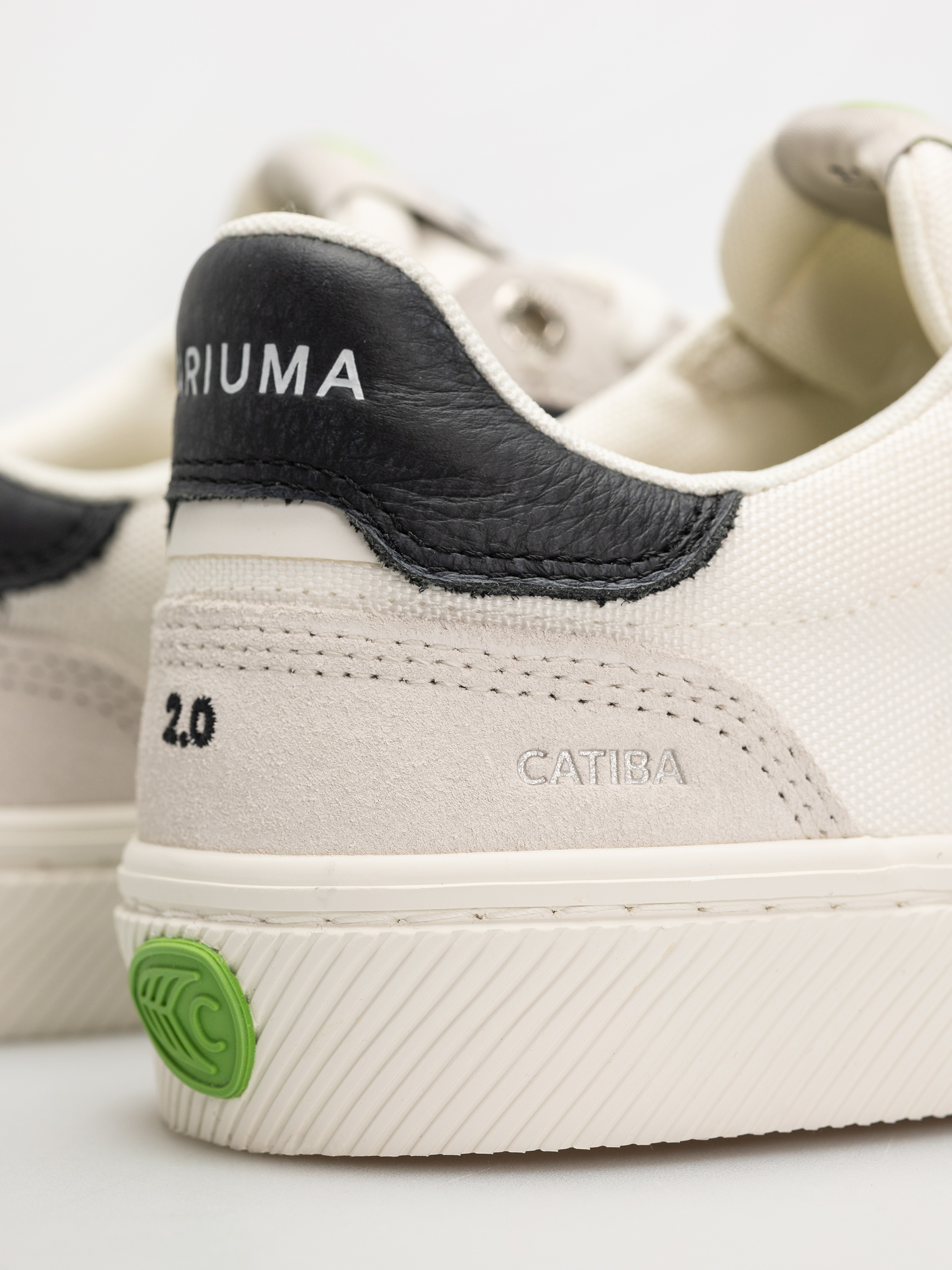 Cariuma Catiba Pro 2.0 Cipők (smoke white suede off white cordura black logo)