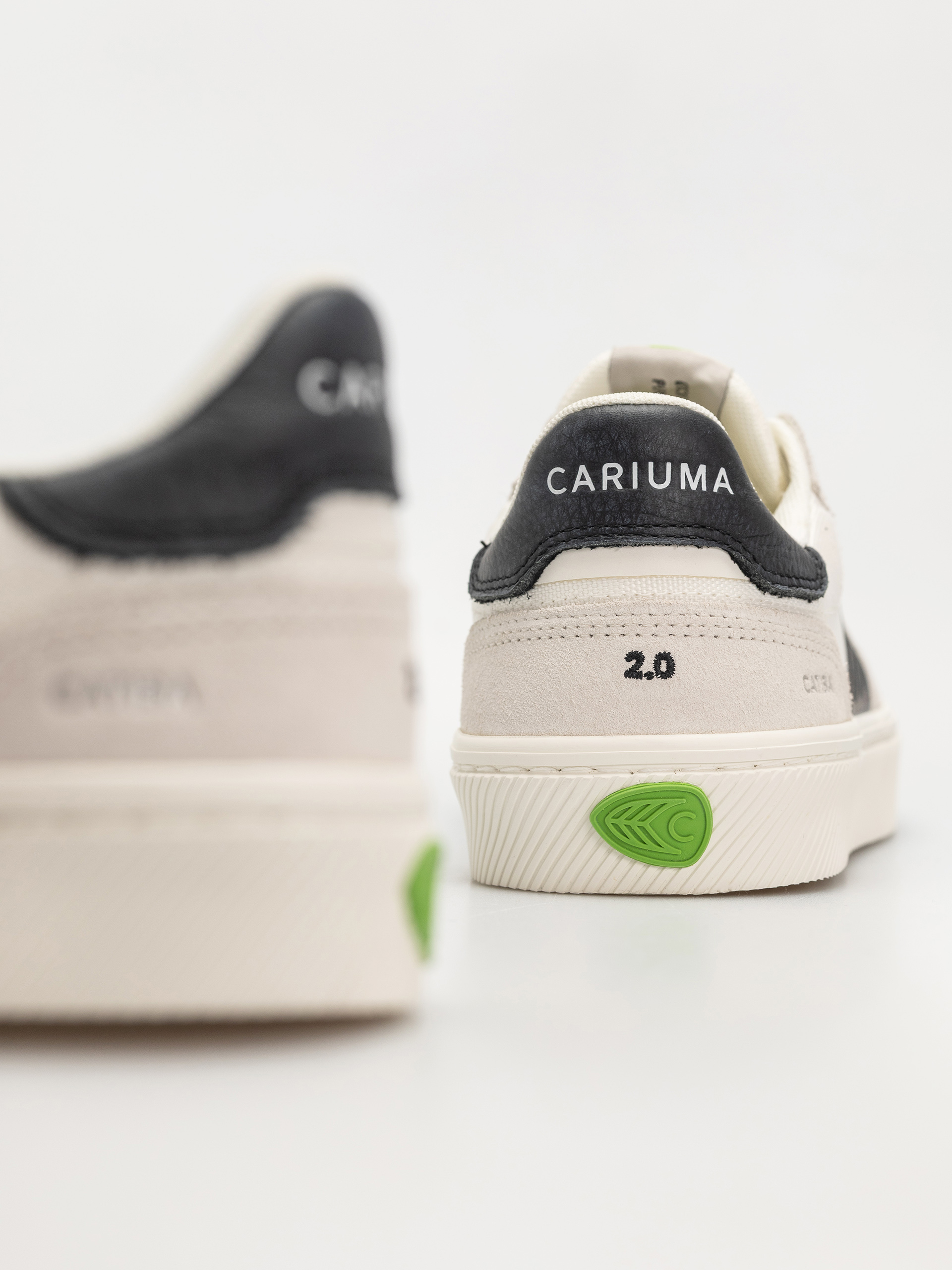 Cariuma Catiba Pro 2.0 Cipők (smoke white suede off white cordura black logo)