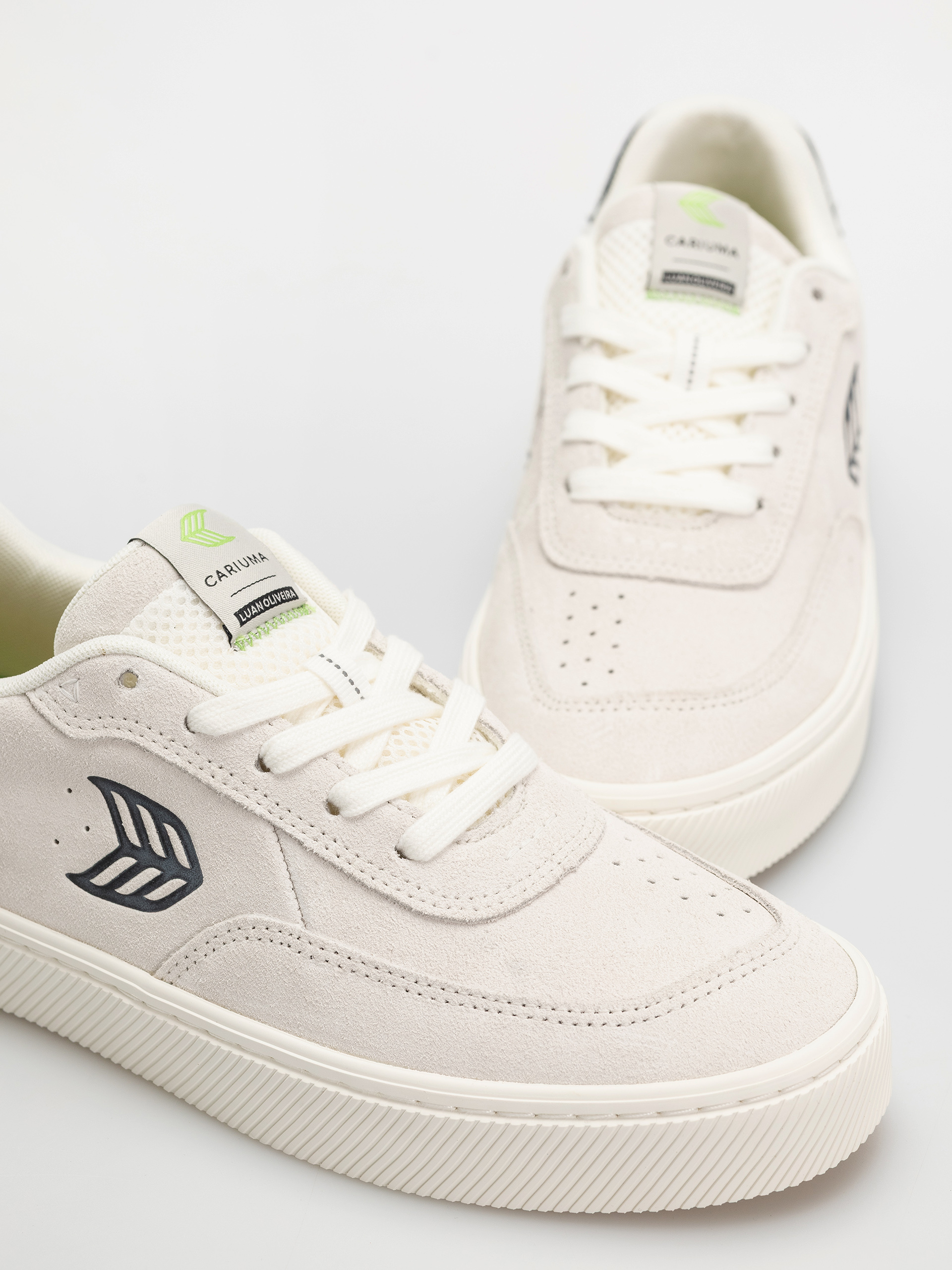 Cariuma Luan Pro Cipők (smoke white suede black logo)