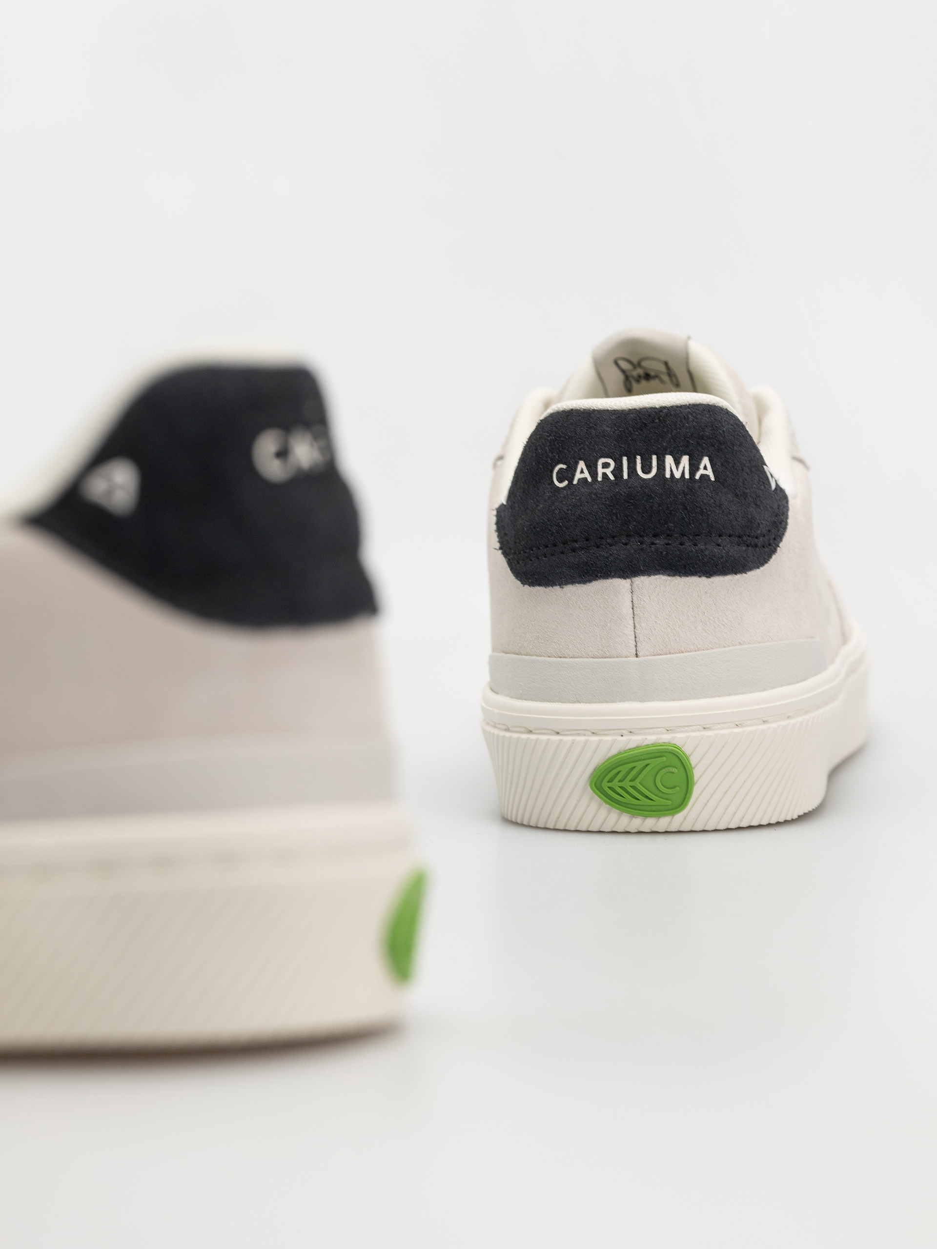 Cariuma Luan Pro Cipők (smoke white suede black logo)