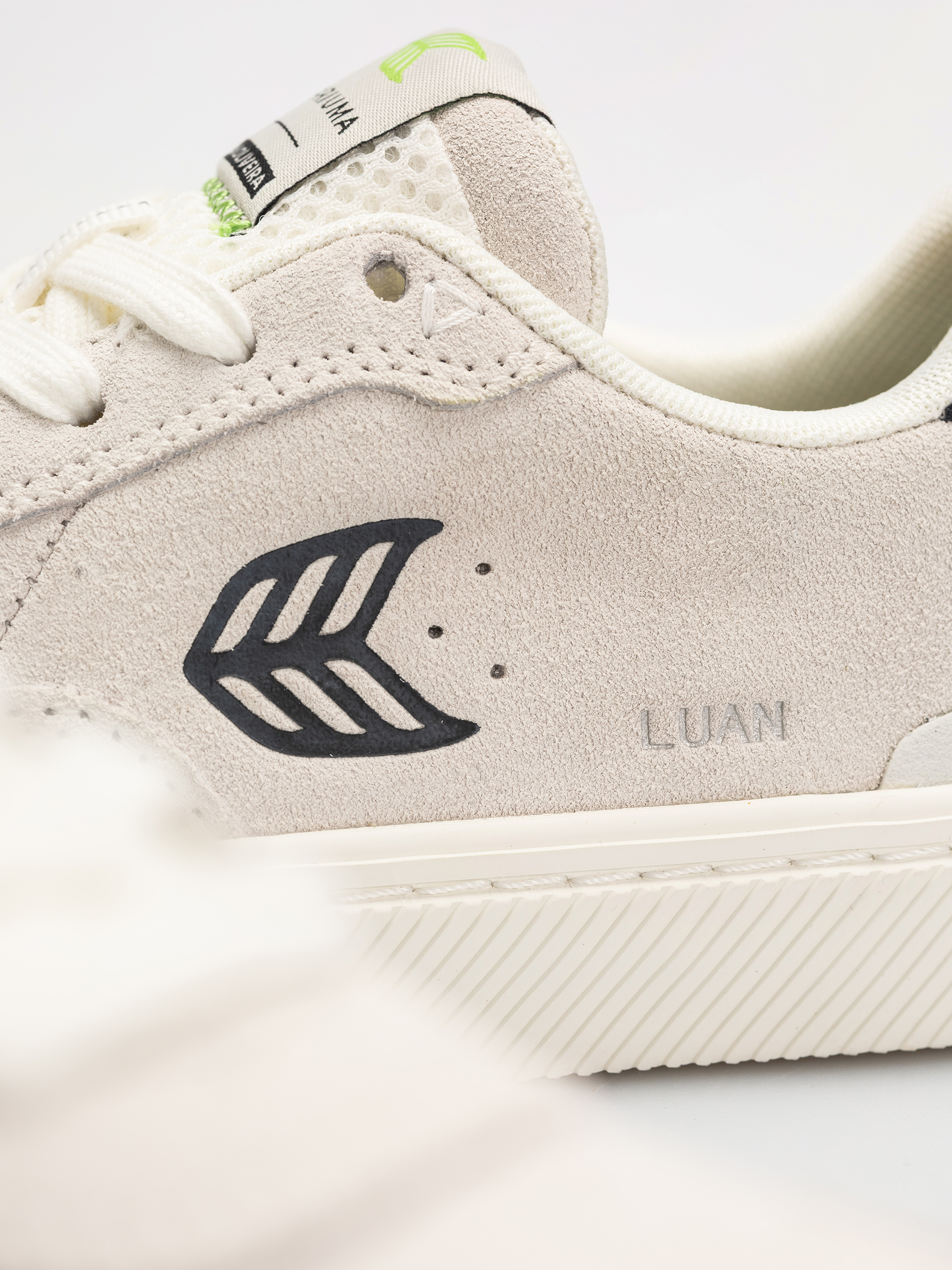Cariuma Luan Pro Cipők Wmn (smoke white suede black logo)