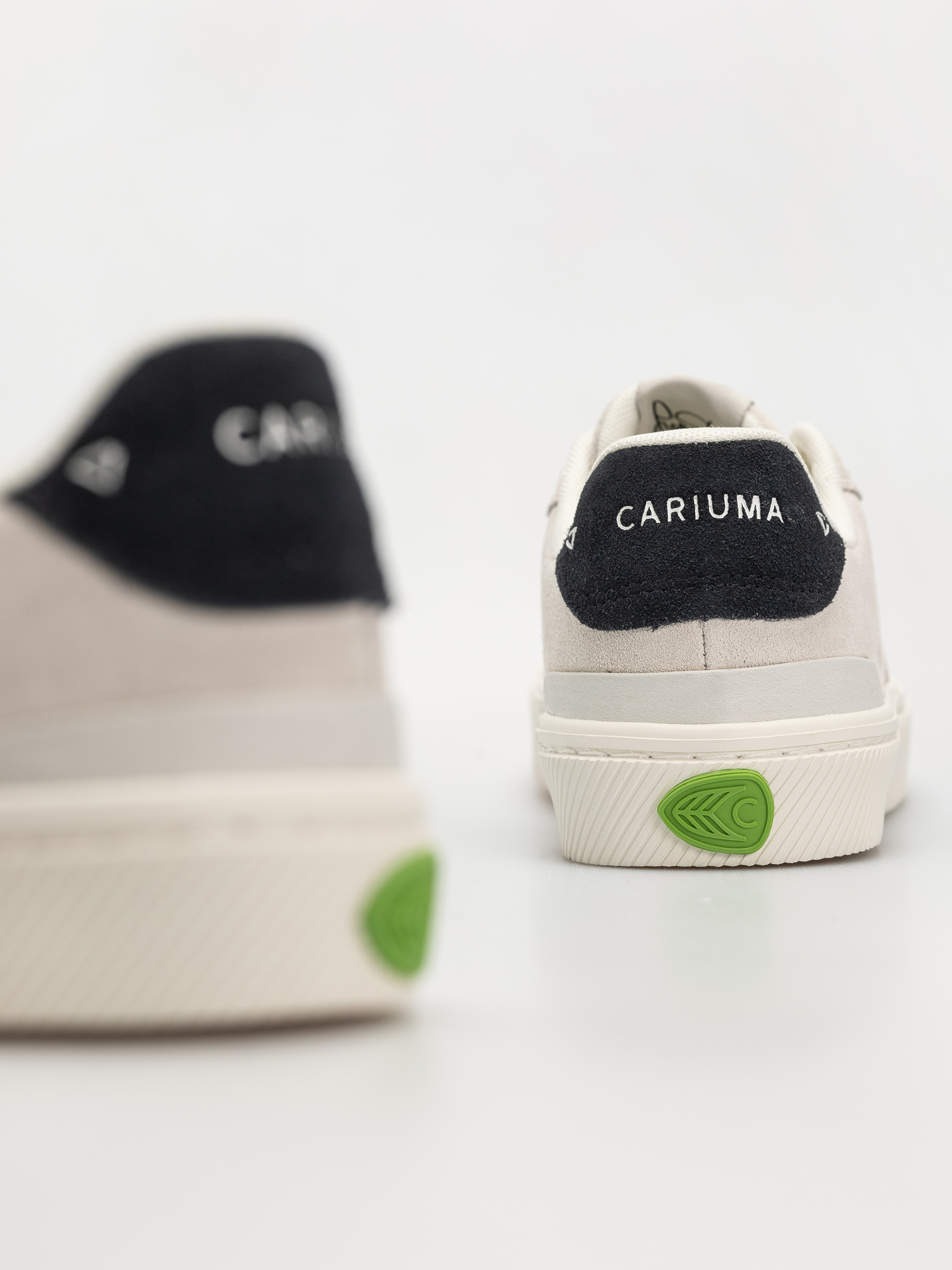 Cariuma Luan Pro Cipők Wmn (smoke white suede black logo)