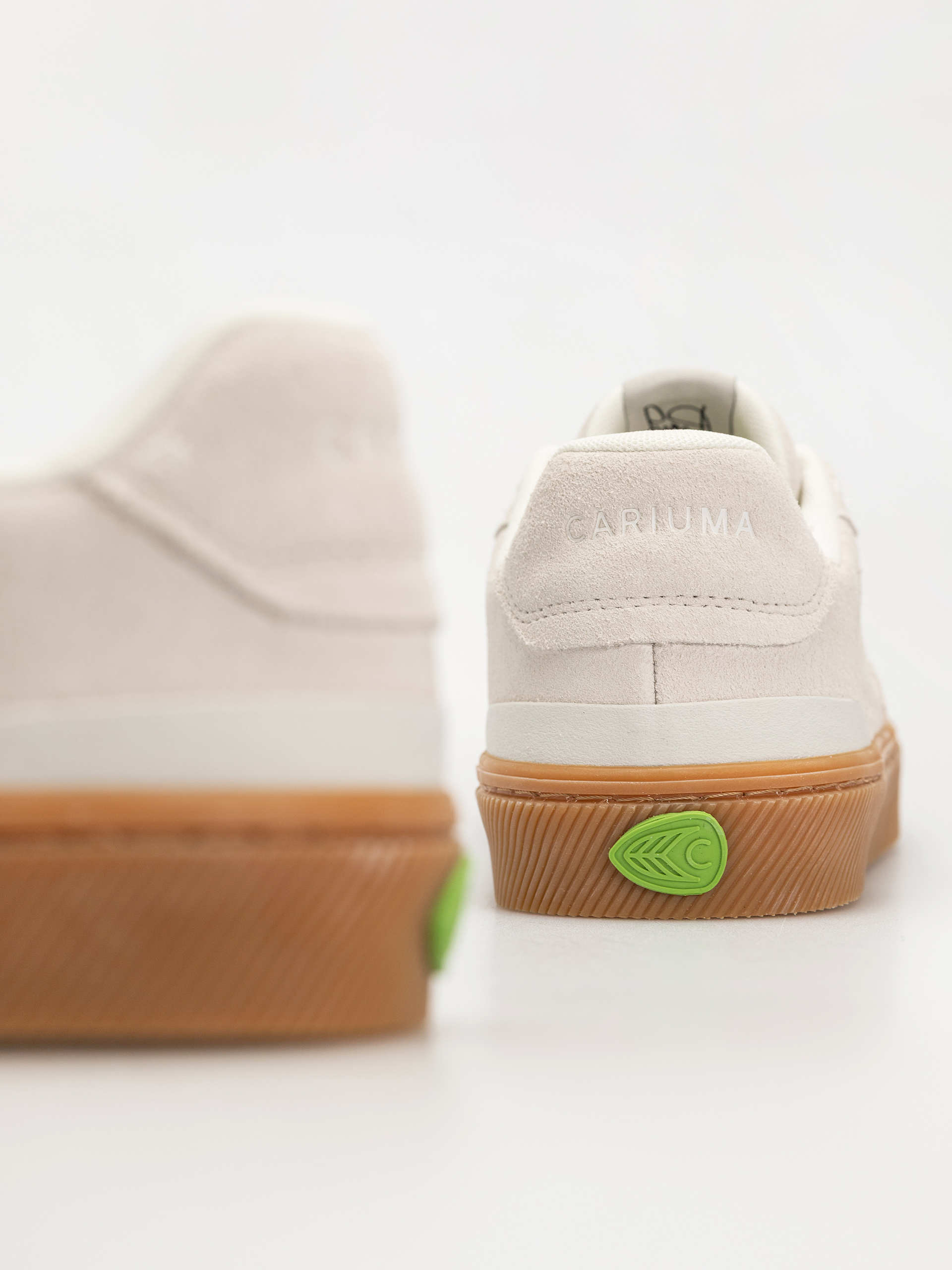 Cariuma Luan Pro Cipők (gum smoke white suede off white logo)