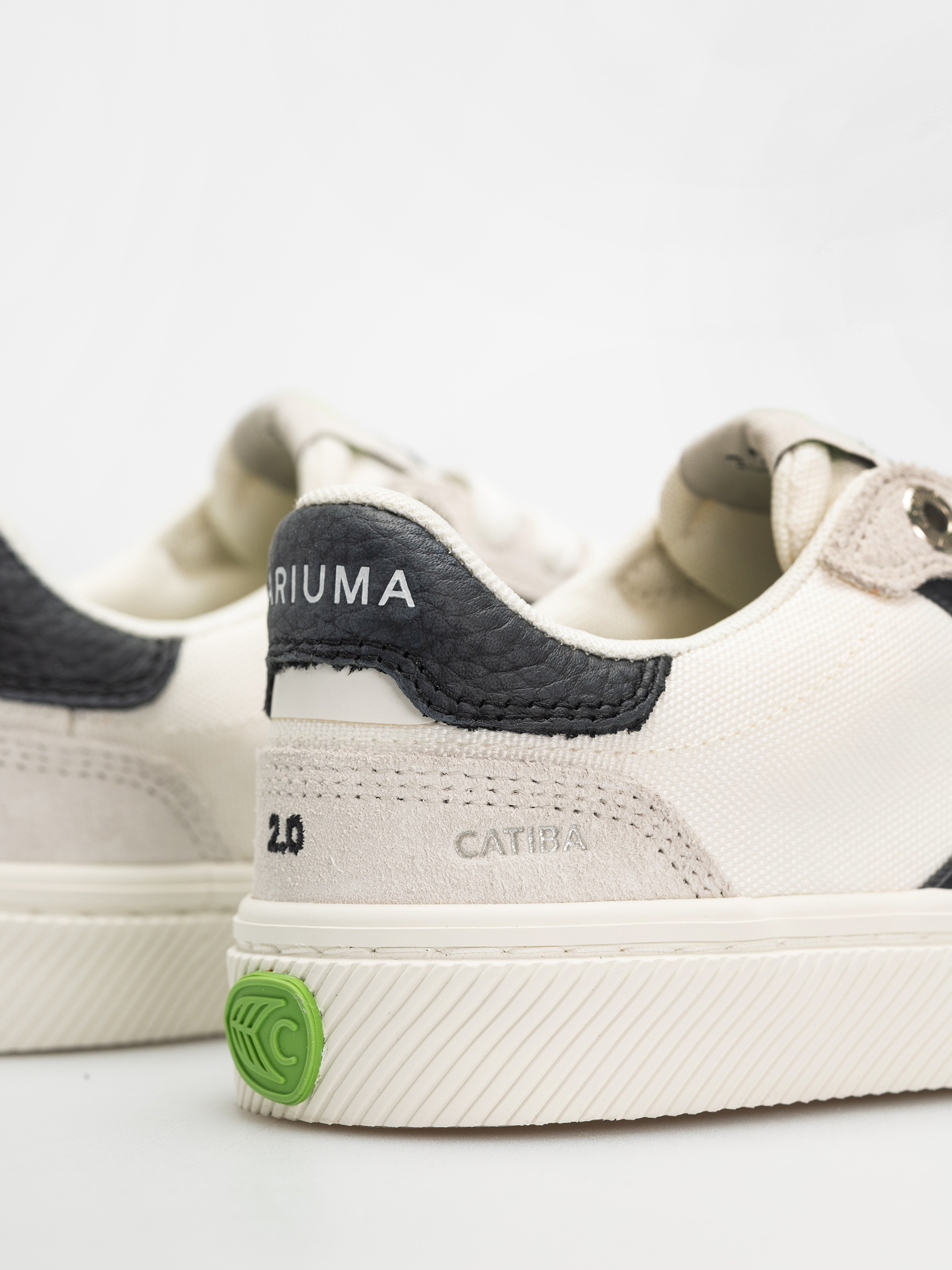 Cariuma Catiba Pro 2.0 Cipők Wmn (smoke white suede off white cordura black logo)