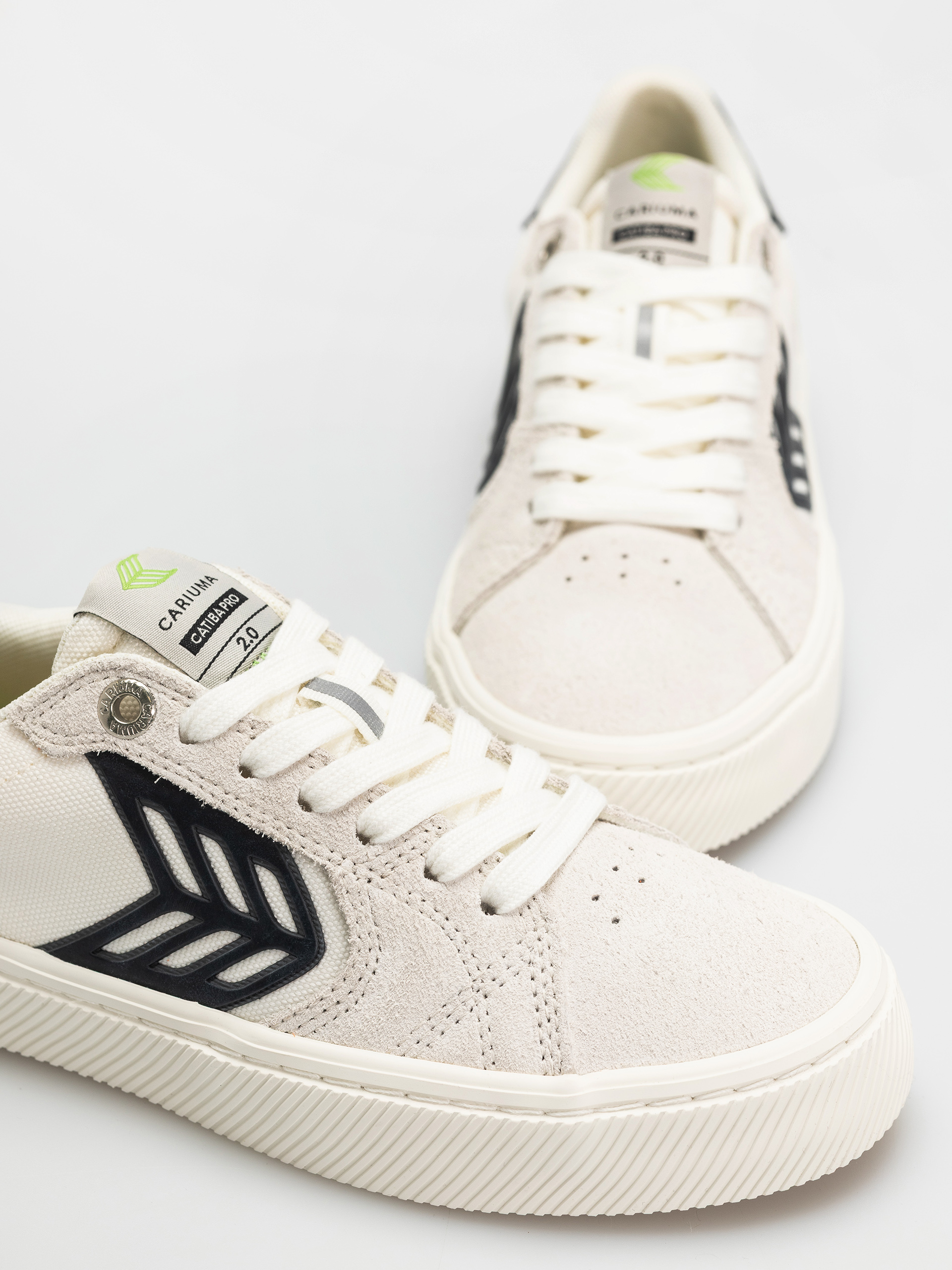 Cariuma Catiba Pro 2.0 Cipők Wmn (smoke white suede off white cordura black logo)