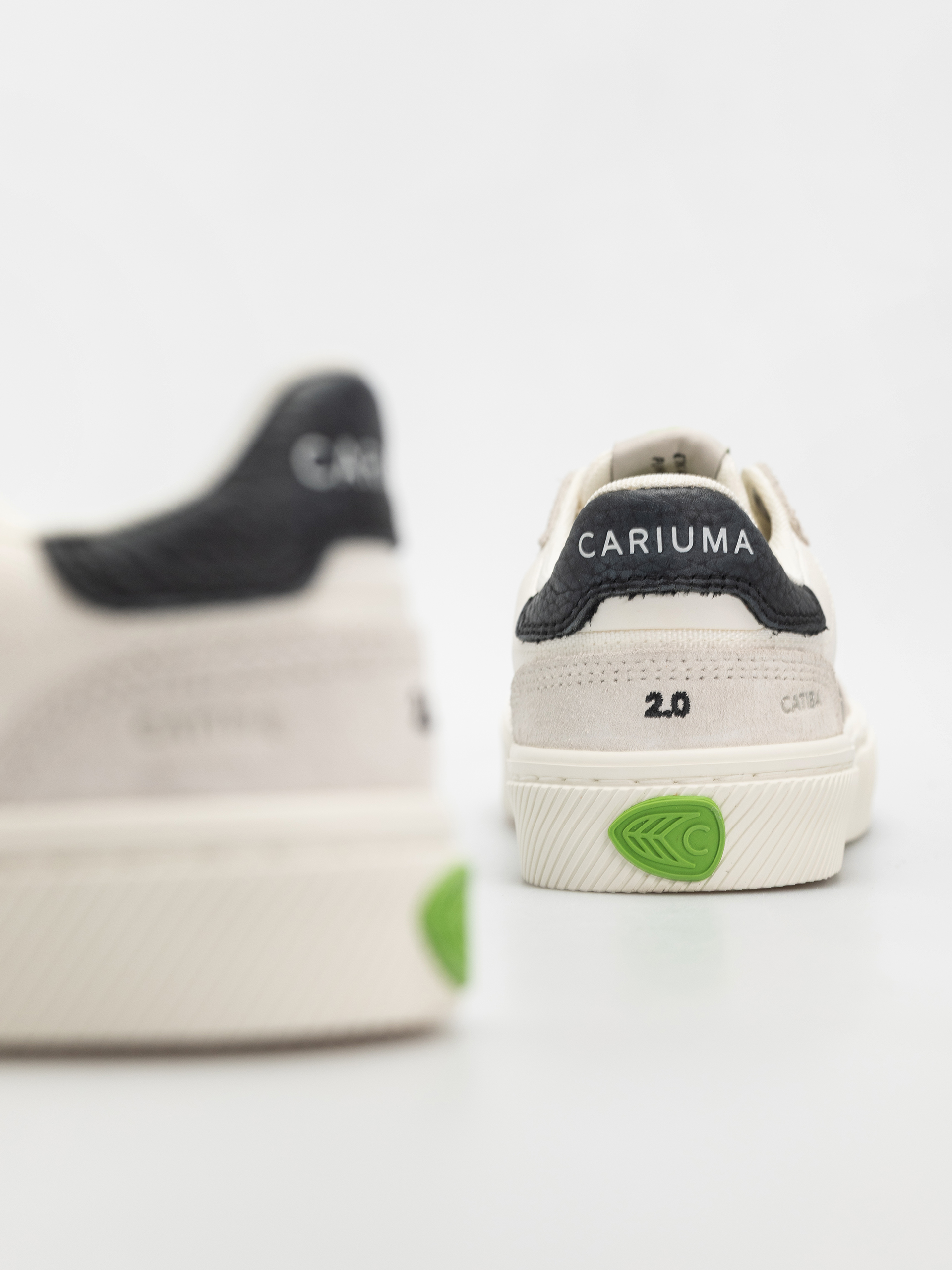 Cariuma Catiba Pro 2.0 Cipők Wmn (smoke white suede off white cordura black logo)